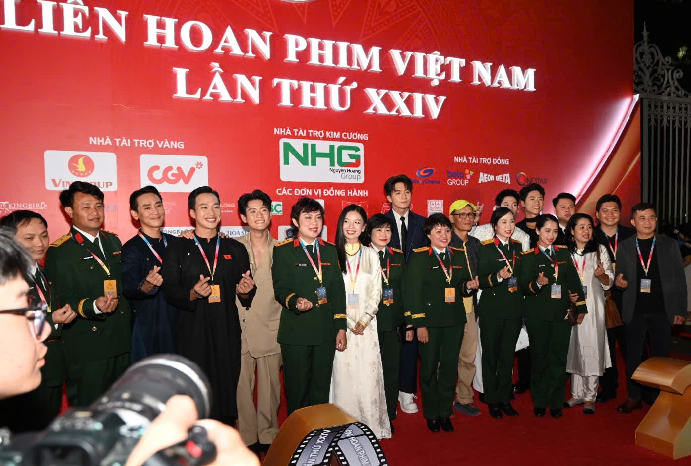 Vợ chồng Thu Trang &ndash; Tiến Luật, L&yacute; Hải &ndash; Minh H&agrave; đẹp đ&ocirc;i thảm đỏ - Ảnh 9.