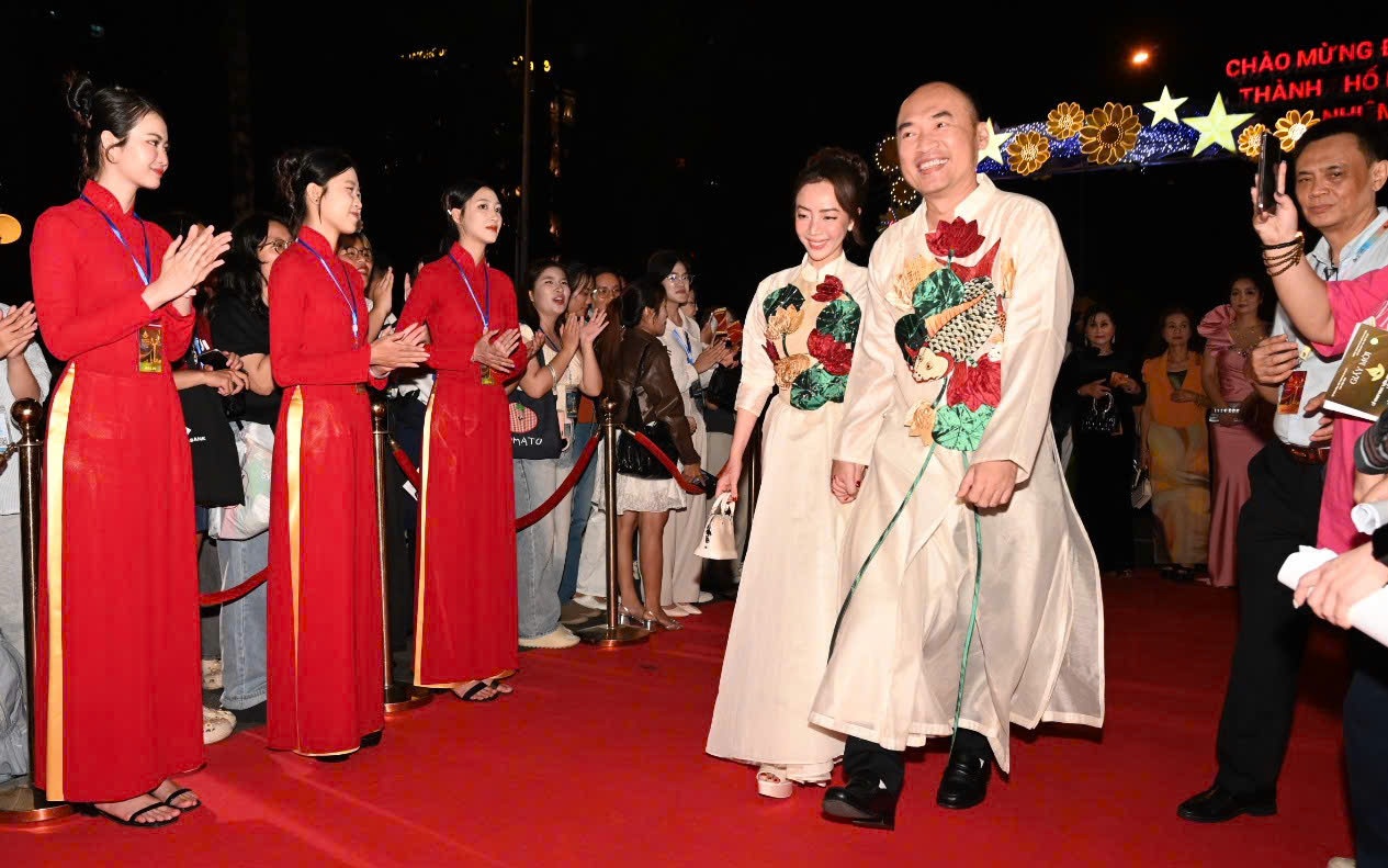 Trấn Thành, dàn mỹ nam "Mưa đỏ"… khuấy động thảm đỏ! - Ảnh 7.