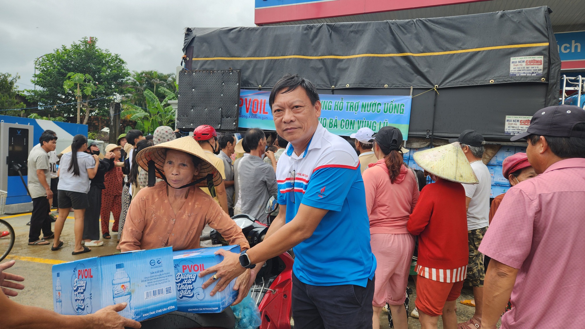 Nhân viên PVOIL dũng cảm cứu người trong nước lũ - Ảnh 3.