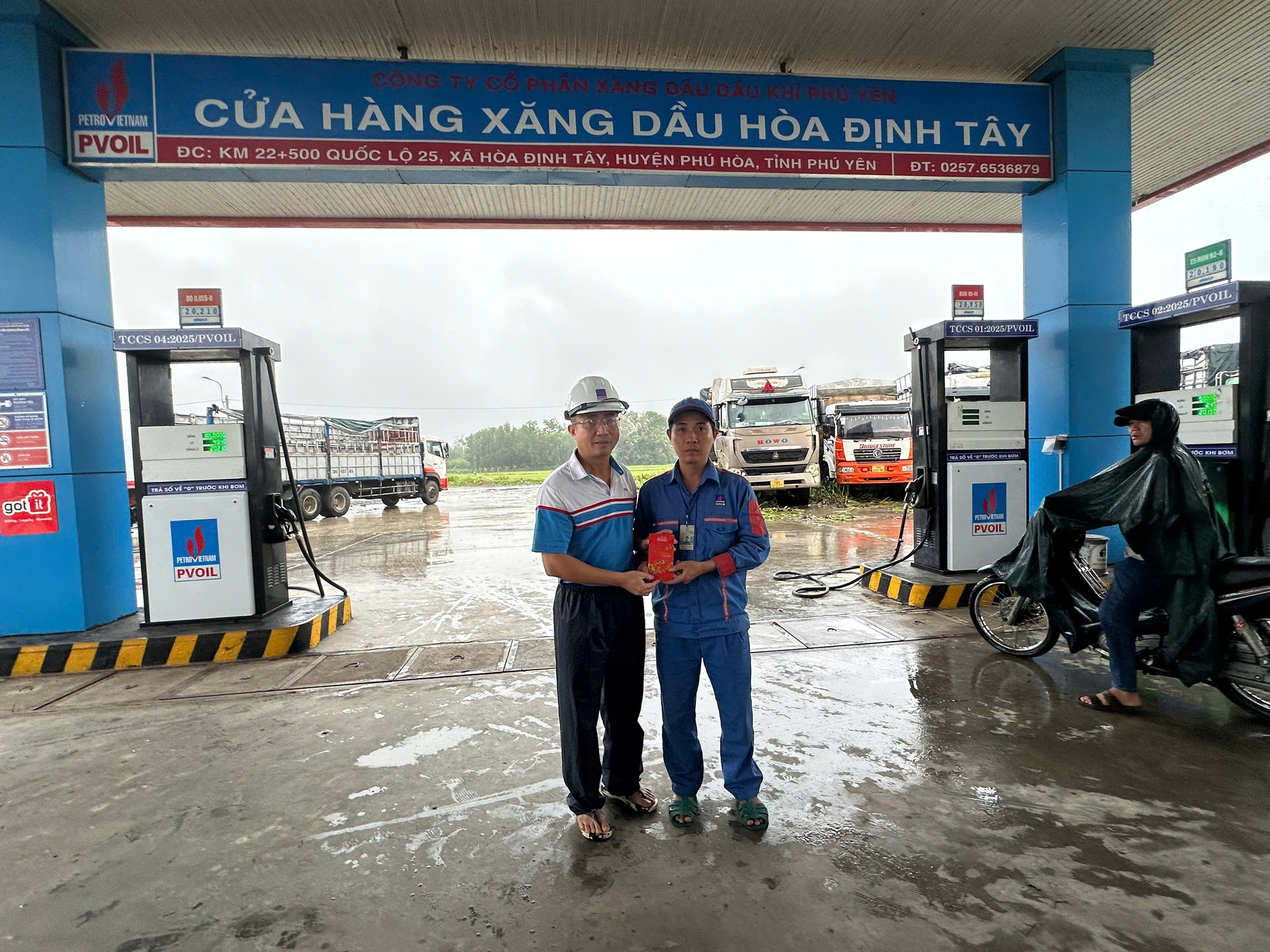 Nhân viên PVOIL dũng cảm cứu người trong nước lũ - Ảnh 1.