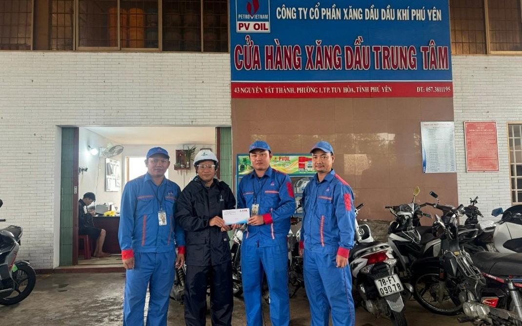 Nhân viên PVOIL dũng cảm cứu người trong nước lũ