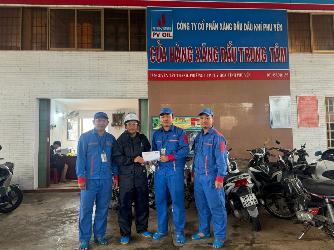 Nhân viên PVOIL dũng cảm cứu người trong nước lũ - Ảnh 2.