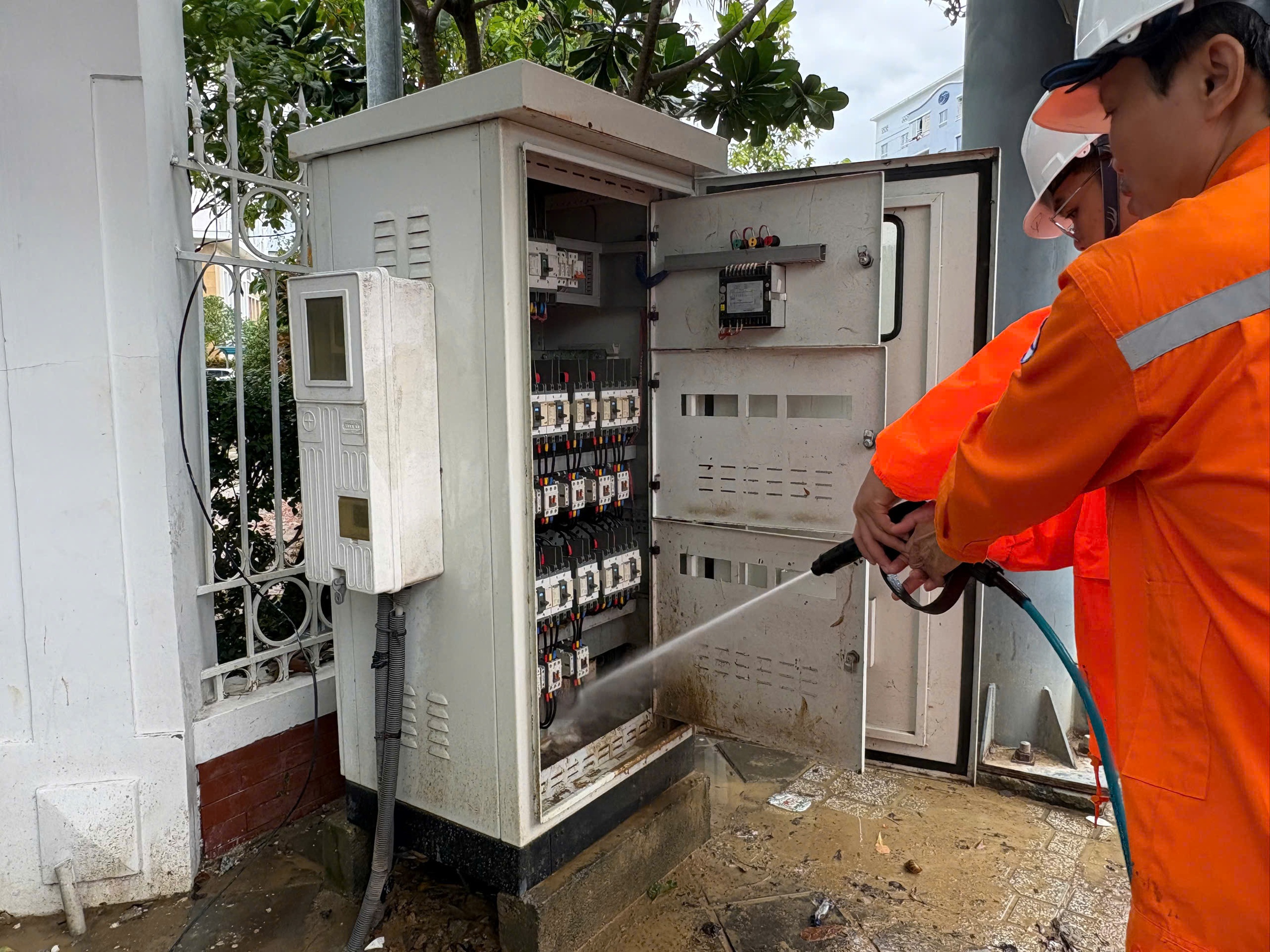 Khôi phục điện cho 881 . 000 Khách hàng miền Trung sau mưa lũ nghiêm trọng - Ảnh 8.