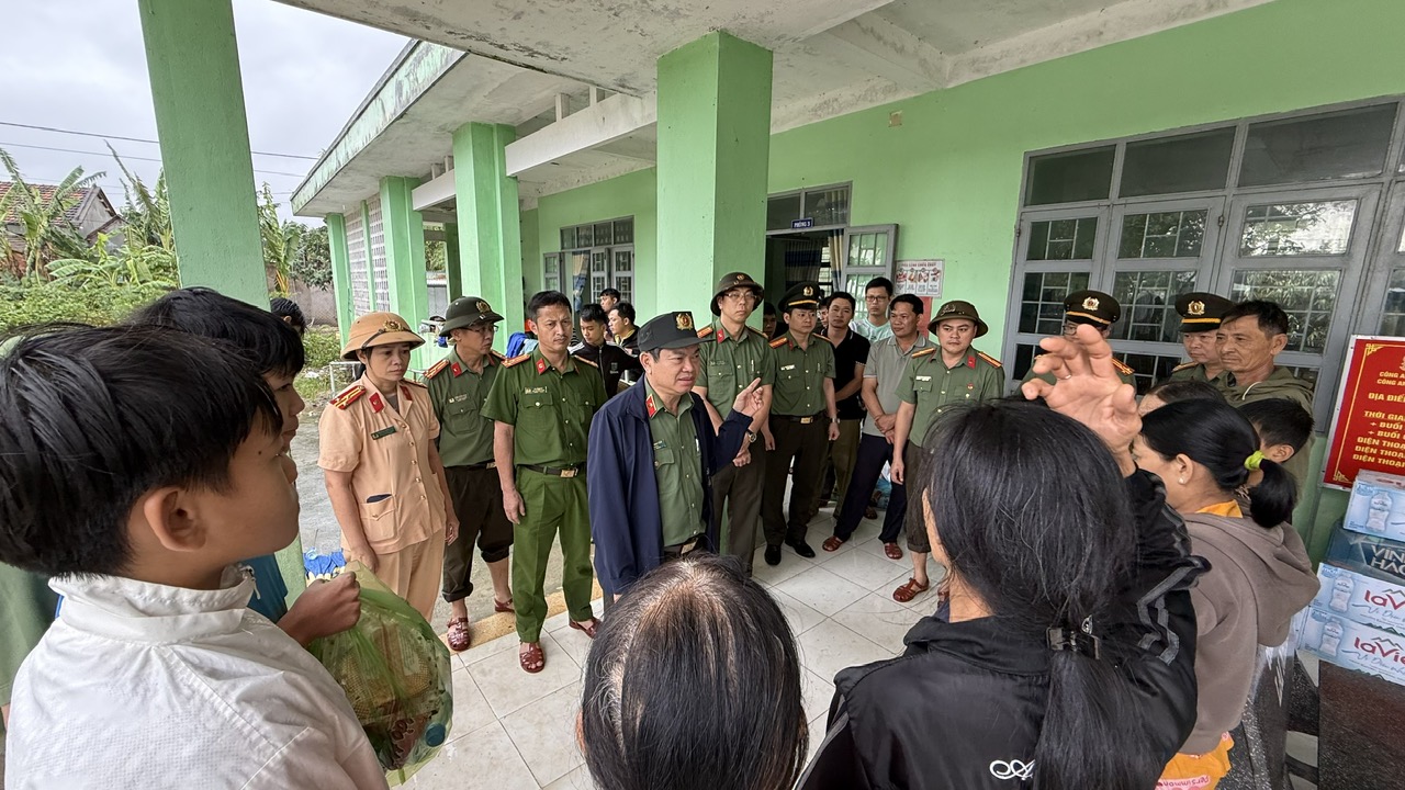 Giám đốc Công an tỉnh Đắk Lắk phát nhu yếu phẩm cho người dân vùng lũ - Ảnh 5.