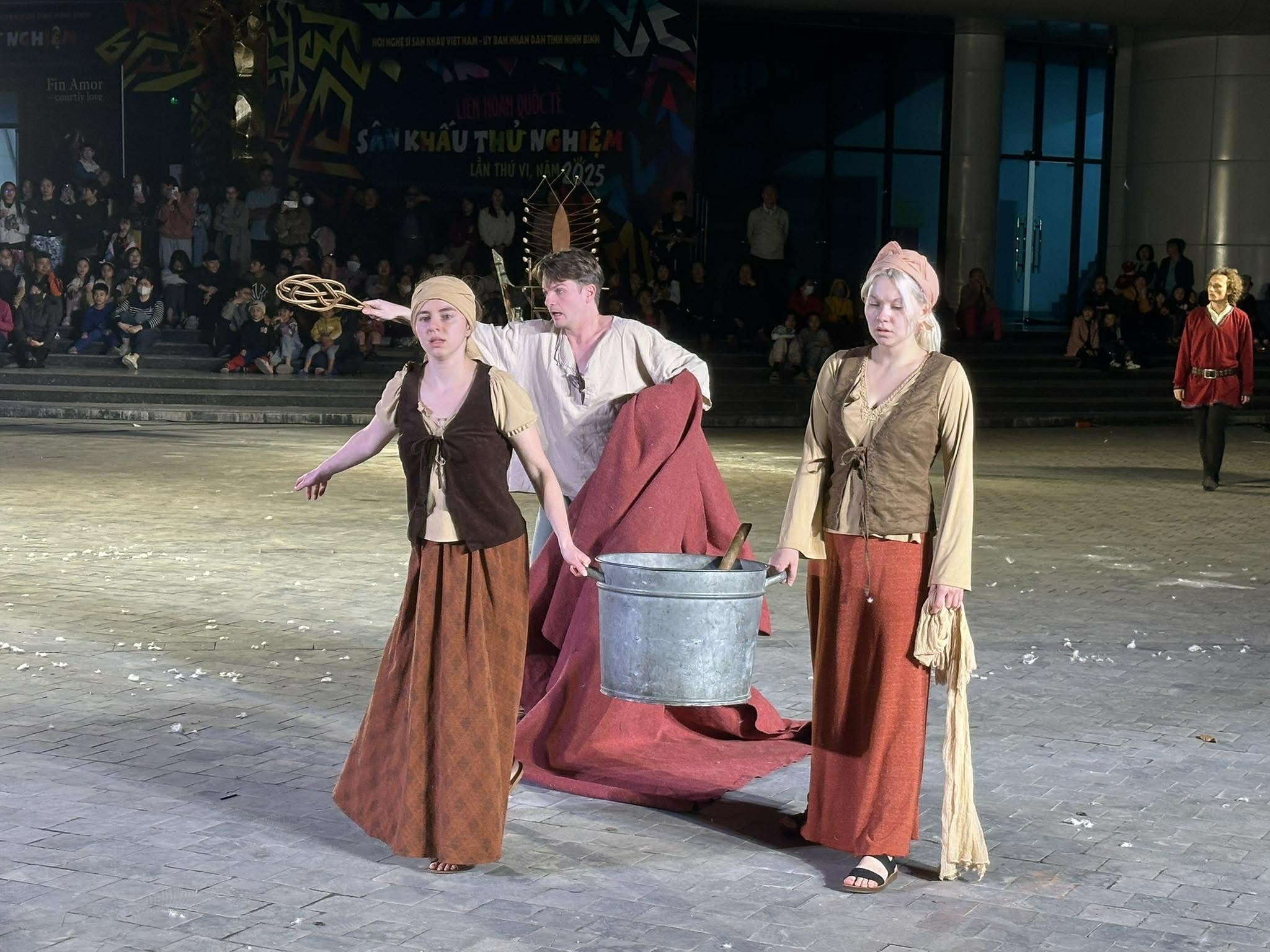 "Mối t&igrave;nh thi vị" &ndash; Khi s&acirc;n khấu bước ra đường phố để chạm v&agrave;o tr&aacute;i tim cộng đồng - Ảnh 4.