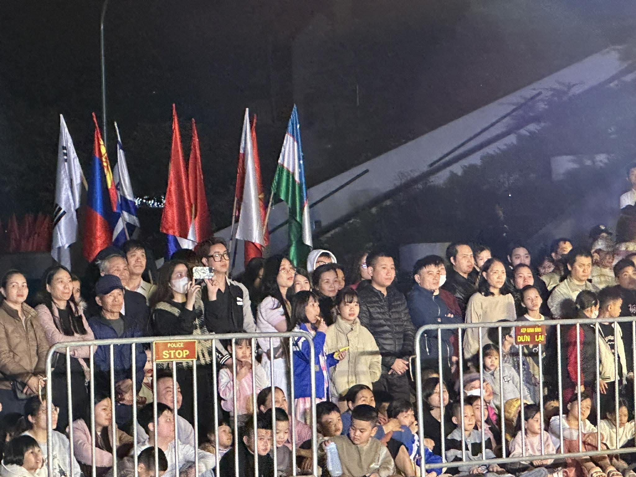 "Mối t&igrave;nh thi vị" &ndash; Khi s&acirc;n khấu bước ra đường phố để chạm v&agrave;o tr&aacute;i tim cộng đồng - Ảnh 6.