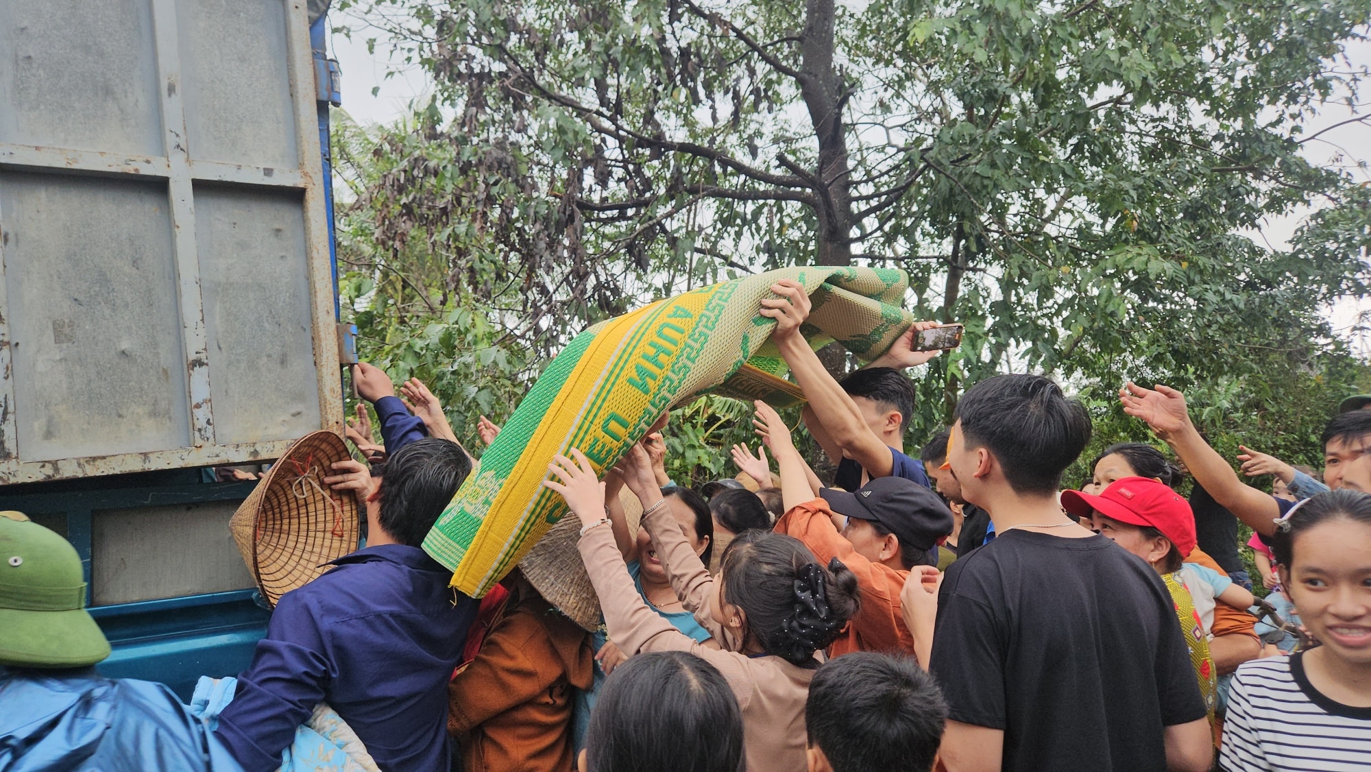 Hình ảnh người dân Đắk Lắk vui mừng nhận nhu yếu phẩm cứu trợ giữa vùng lũ lụt - Ảnh 1.