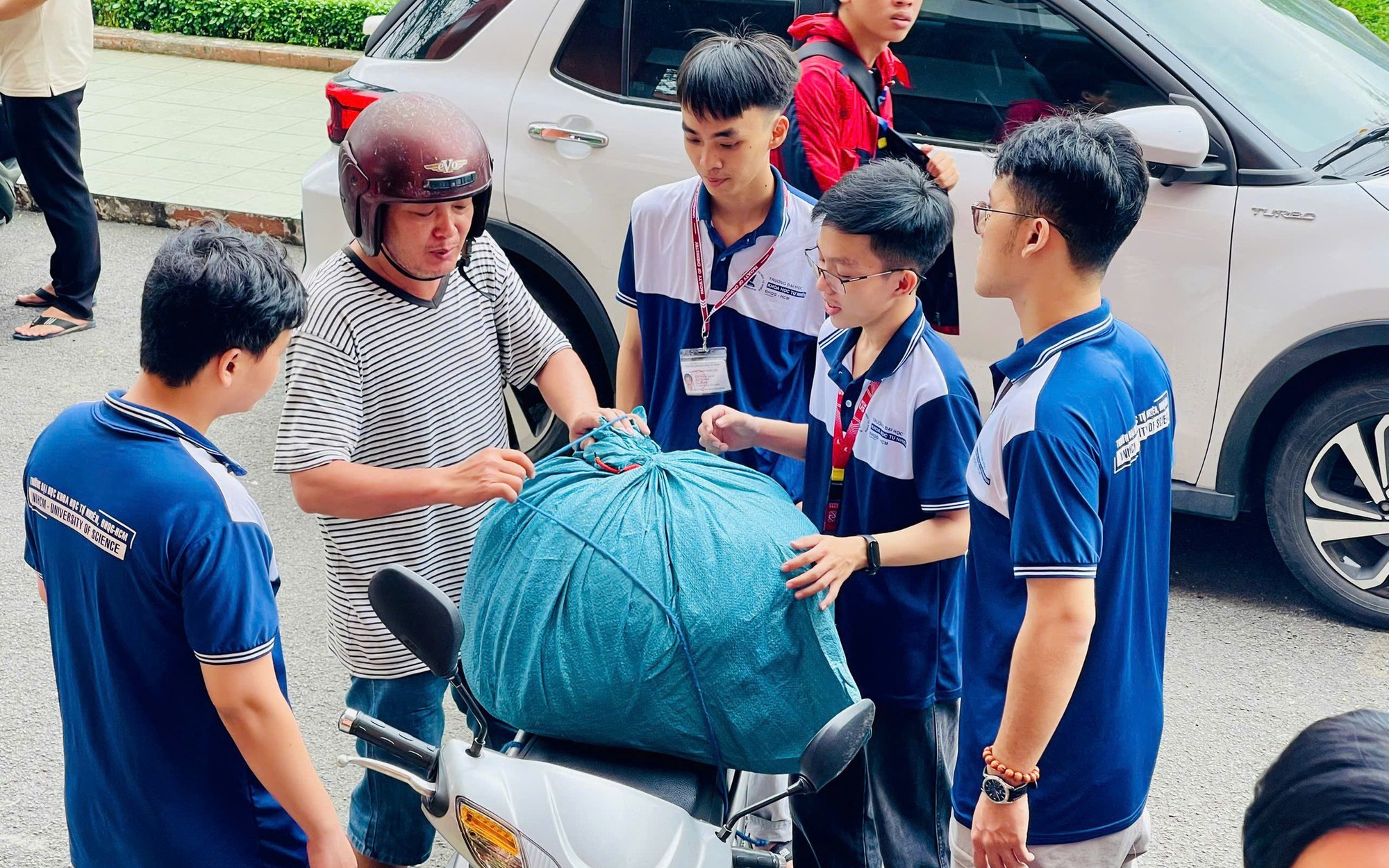 Hàng loạt trường ĐH ở TP HCM mở chiến dịch hỗ trợ đồng bào vùng lũ