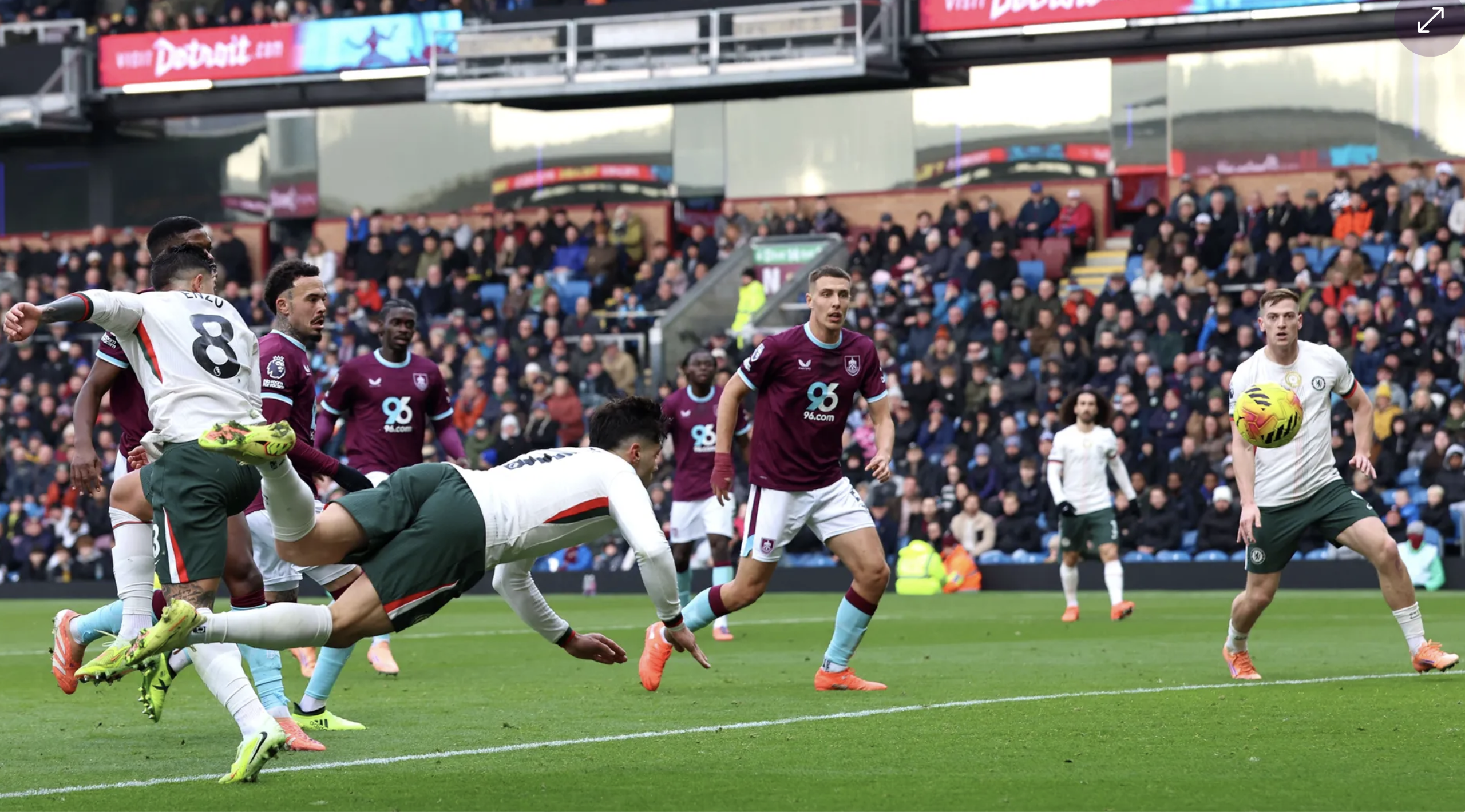 Hạ chủ nh&agrave; Burnley, Chelsea lần đầu l&ecirc;n Top 2 Ngoại hạng - Ảnh 2.