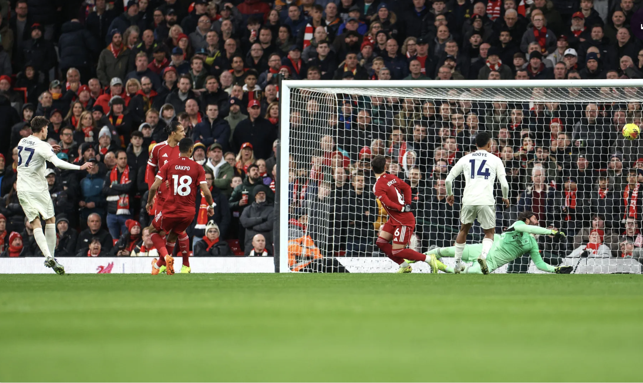 Liverpool thua sốc tại Anfield, Nottingham Forest mạnh mẽ quật ngã nhà vô địch - Ảnh 4.
