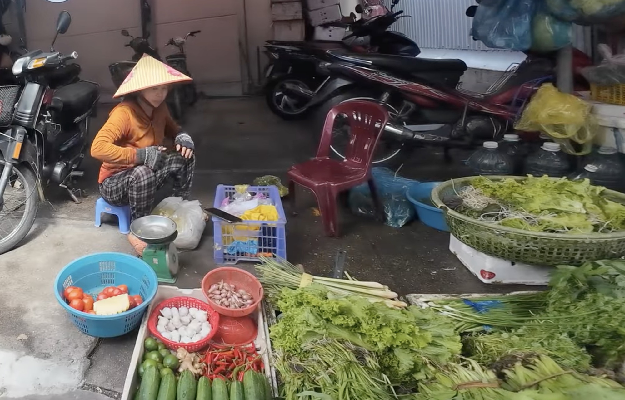 Người dân Gia Lai đỏ mắt tìm rau xanh giữa mùa ngập lụt - Ảnh 1.