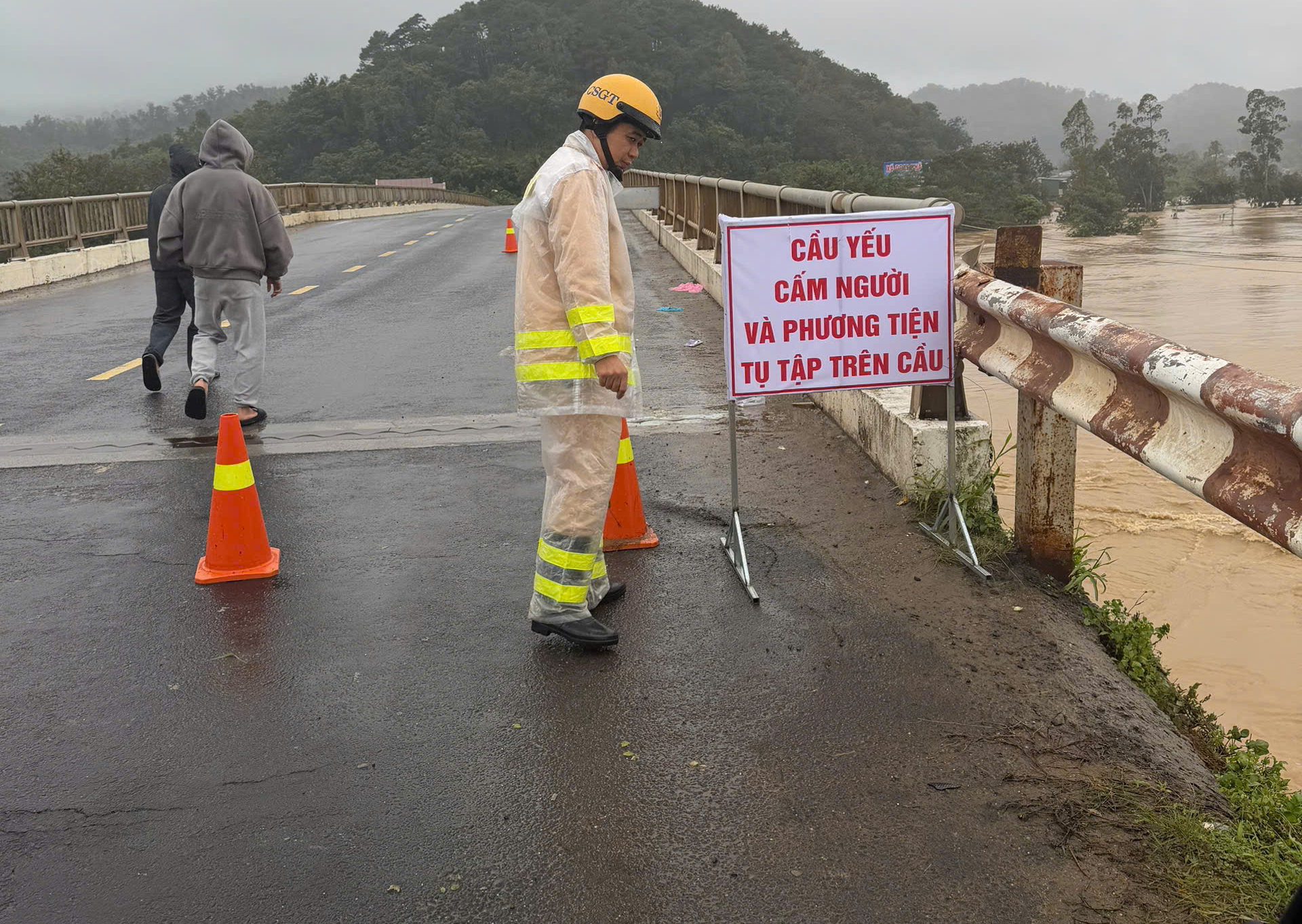 Đắk Lắk cấm lưu th&ocirc;ng qua cầu Giang Sơn do sạt lở h&agrave;m ếch nghi&ecirc;m trọng - Ảnh 2.
