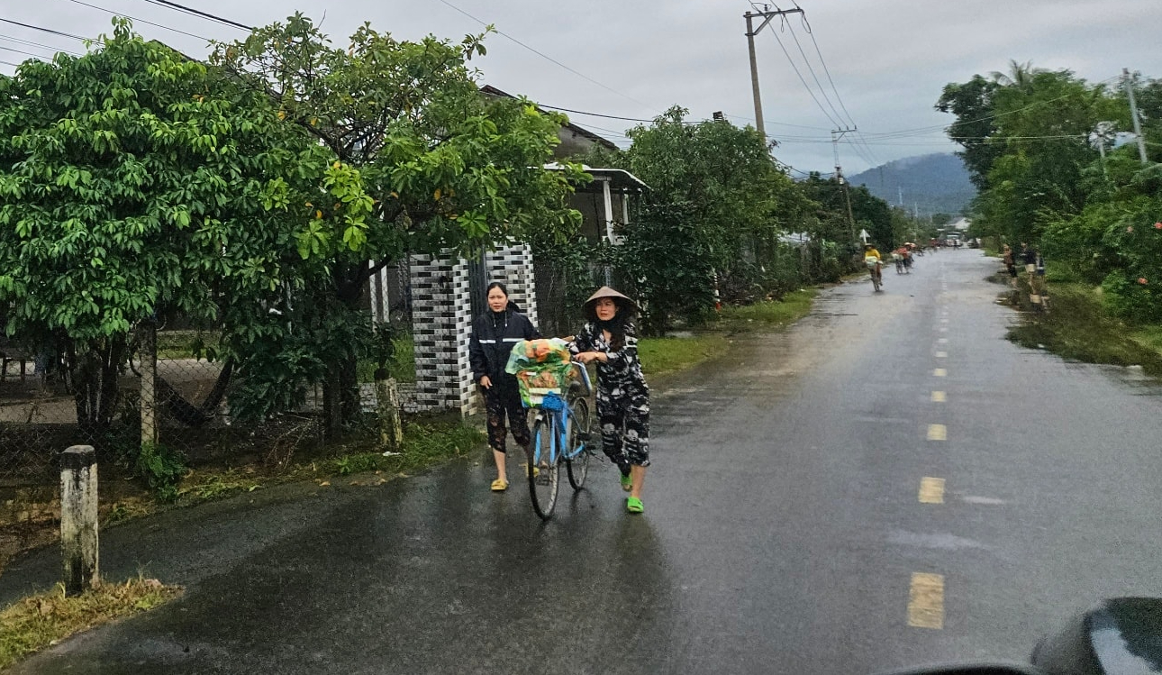 Hình ảnh người dân Đắk Lắk vui mừng nhận nhu yếu phẩm cứu trợ giữa vùng lũ lụt - Ảnh 6.