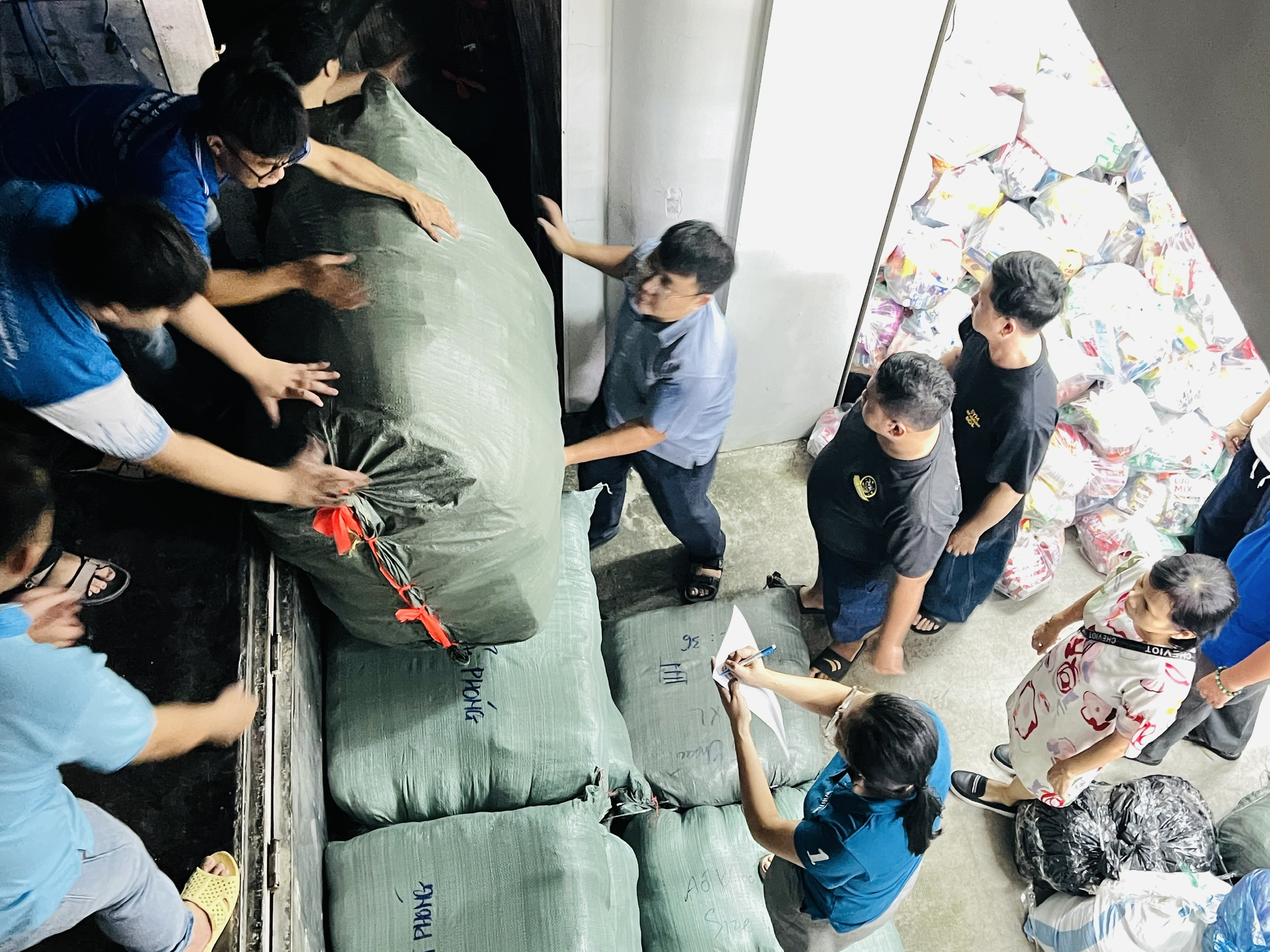 Danh s&aacute;ch c&aacute;c điểm tiếp nhận h&agrave;ng cứu trợ của TPHCM - Ảnh 1.