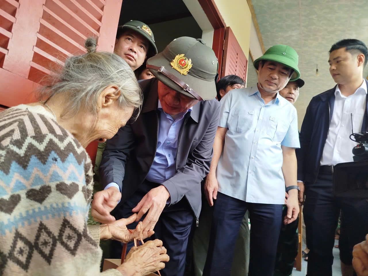 Bí thư Thành ủy TP HCM Trần Lưu Quang trực tiếp đến vùng lũ Khánh Hòa - Ảnh 5.