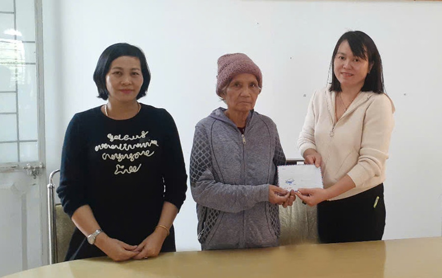 Thực hiện di nguyện của chồng, cụ b&agrave; mang 10 triệu đồng ủng hộ đồng b&agrave;o v&ugrave;ng lũ - Ảnh 1.