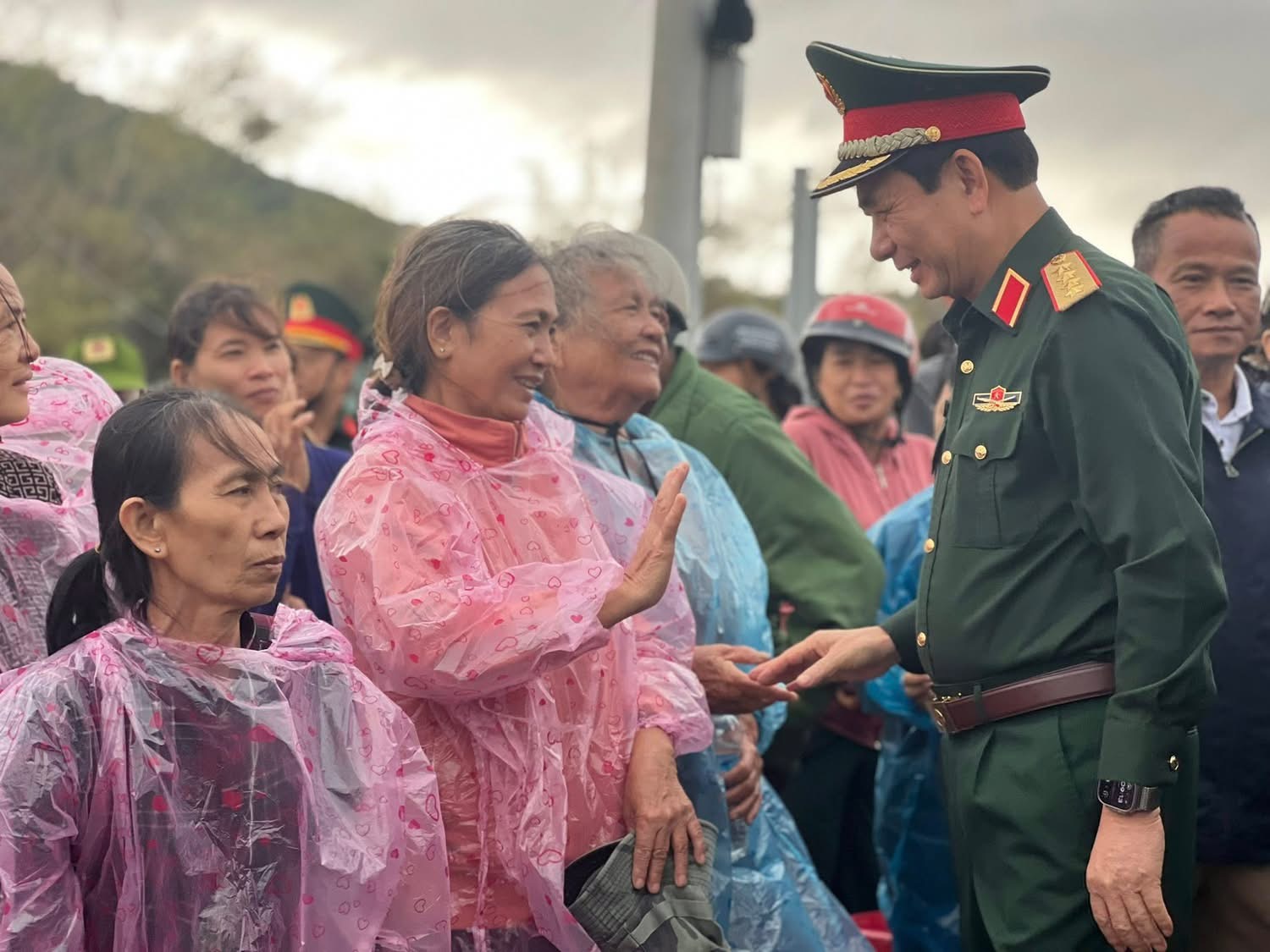 Đại tướng Phan Văn Giang: Không để người dân vùng lũ bị bỏ lại phía sau - Ảnh 1.