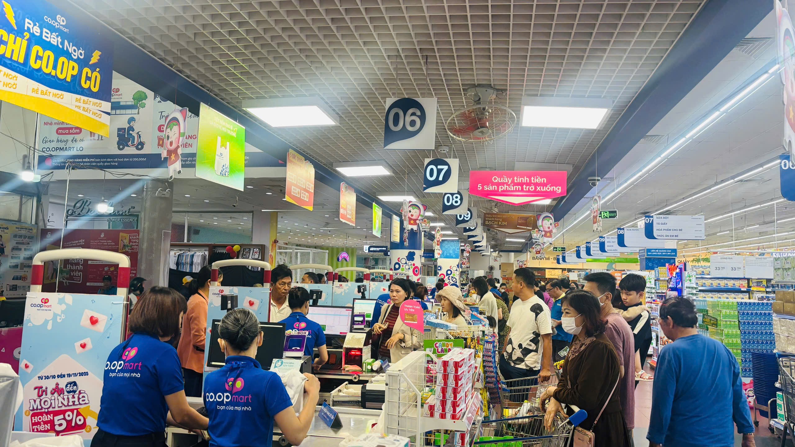 Người dân Gia Lai đỏ mắt tìm rau xanh giữa mùa ngập lụt - Ảnh 2.