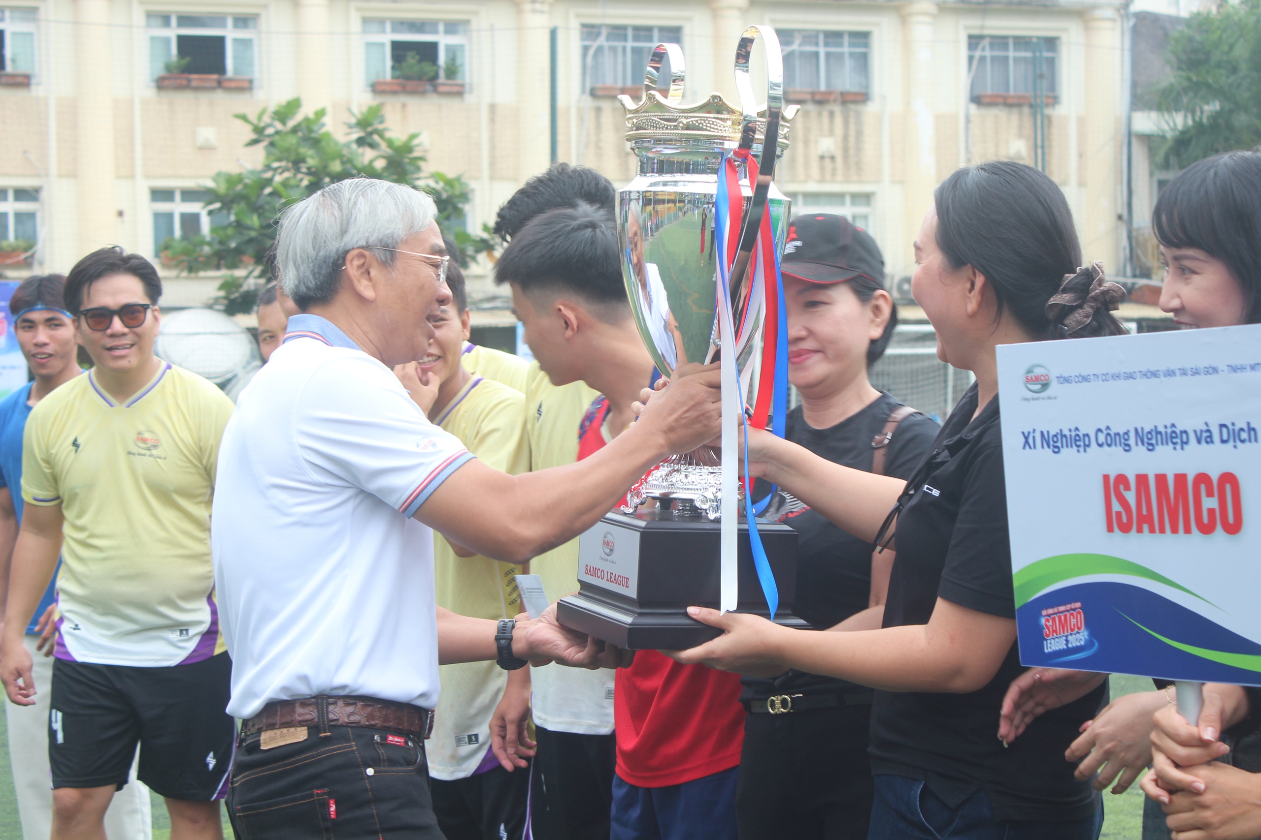 X&iacute; Nghiệp Isamco v&agrave; Bệnh viện Răng H&agrave;m Mặt c&ugrave;ng đoạt c&uacute;p v&ocirc; địch SAMCO LEAGUE 2025 - Ảnh 1.