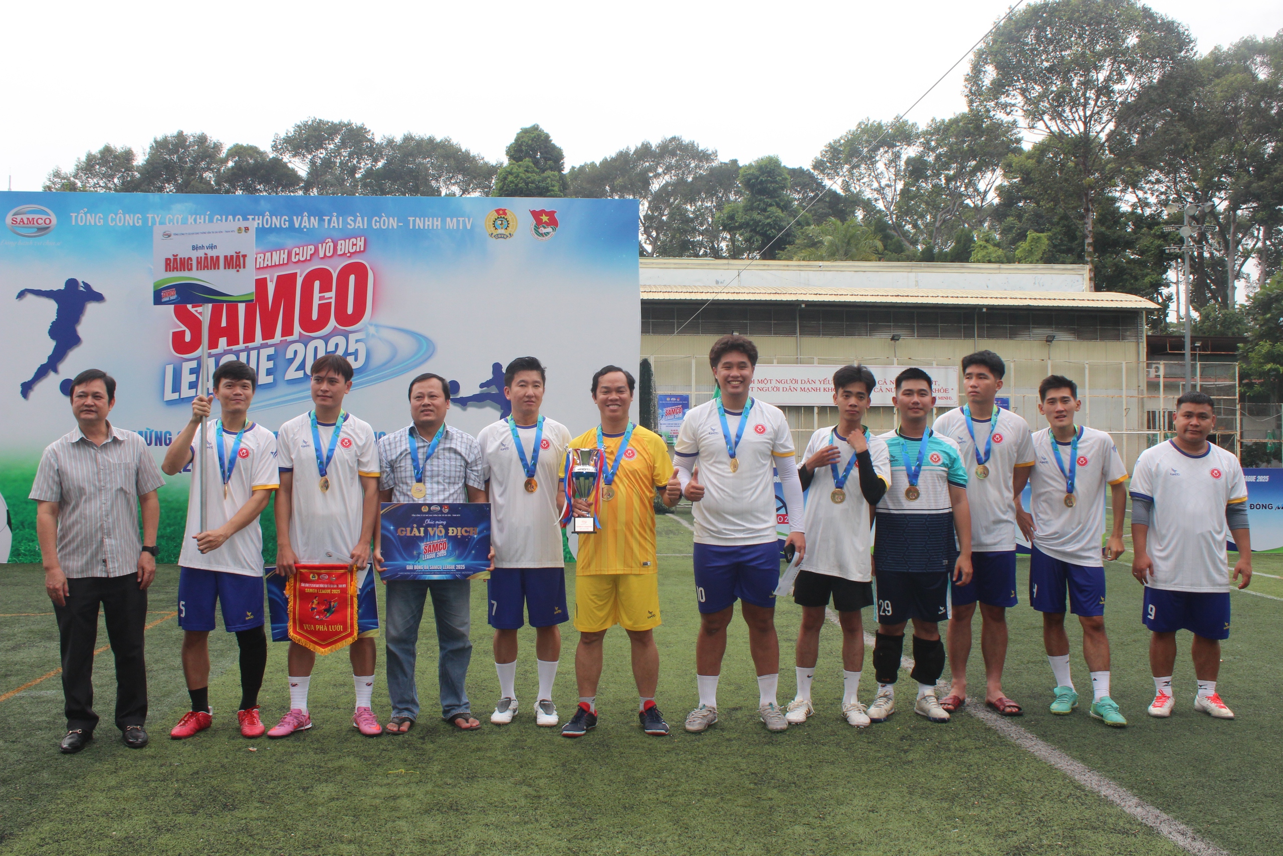 X&iacute; Nghiệp Isamco v&agrave; Bệnh viện Răng H&agrave;m Mặt c&ugrave;ng đoạt c&uacute;p v&ocirc; địch SAMCO LEAGUE 2025 - Ảnh 2.