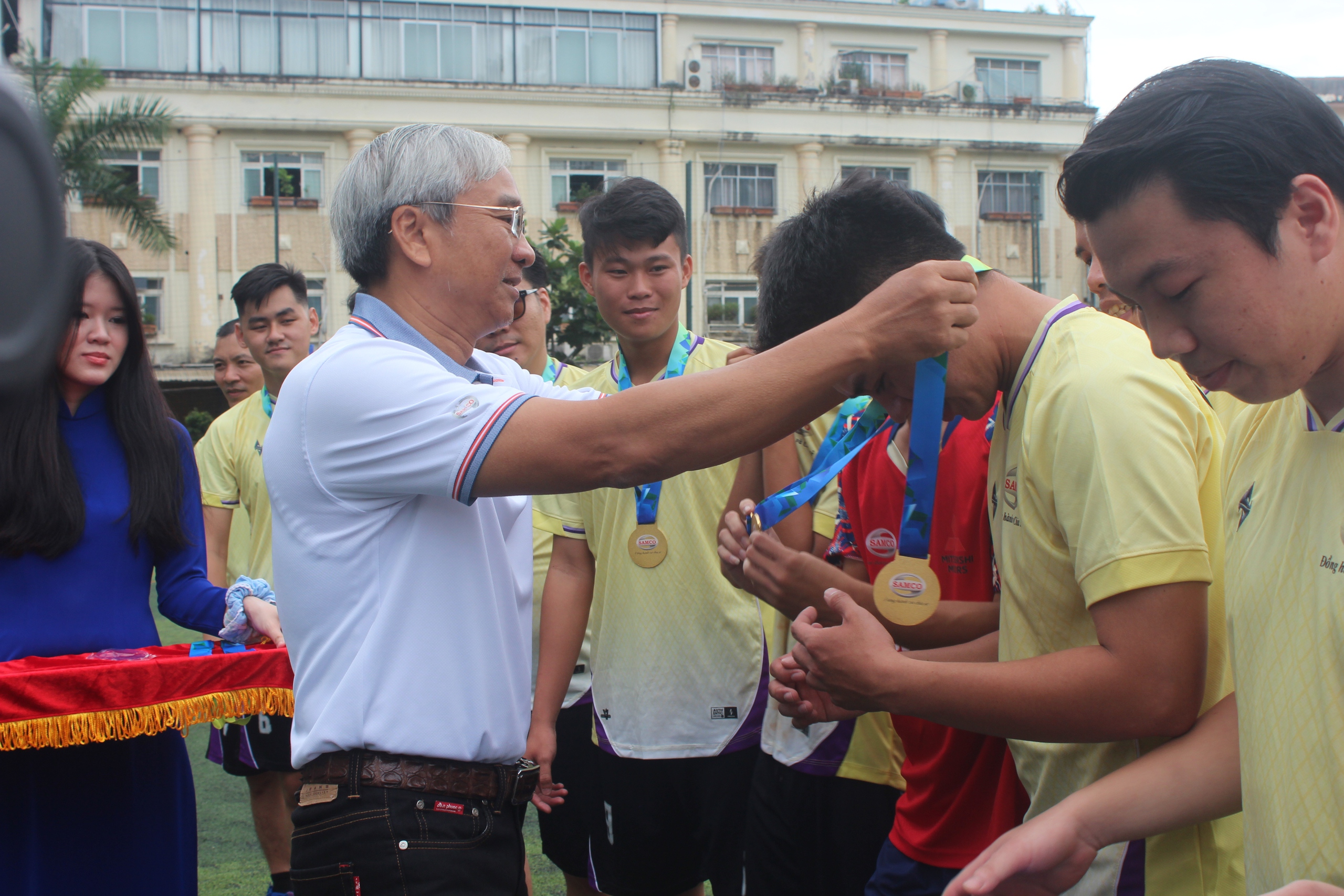 X&iacute; Nghiệp Isamco v&agrave; Bệnh viện Răng H&agrave;m Mặt c&ugrave;ng đoạt c&uacute;p v&ocirc; địch SAMCO LEAGUE 2025 - Ảnh 6.