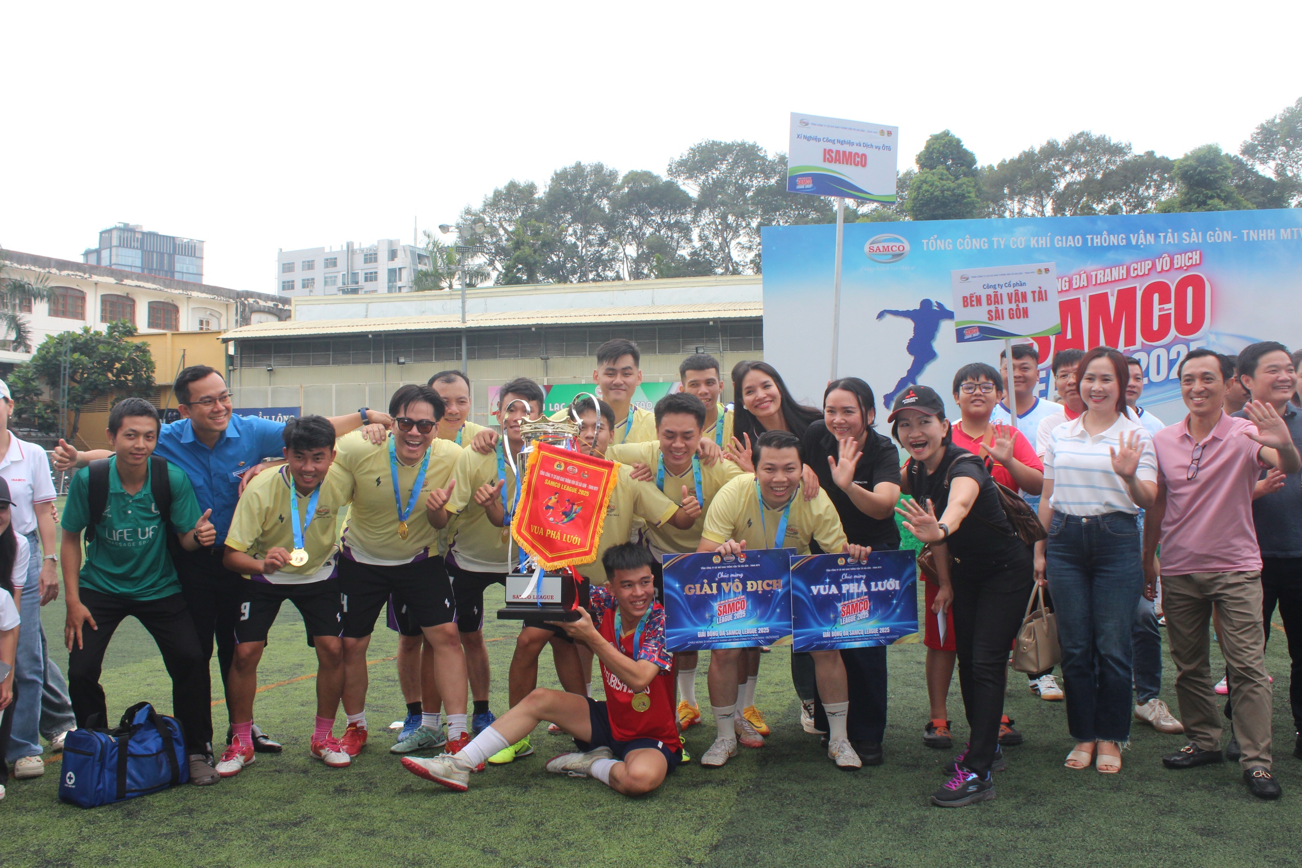 X&iacute; Nghiệp Isamco v&agrave; Bệnh viện Răng H&agrave;m Mặt c&ugrave;ng đoạt c&uacute;p v&ocirc; địch SAMCO LEAGUE 2025 - Ảnh 5.