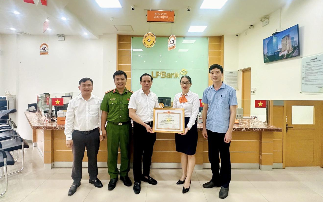 Cụ bà 80 tuổi ở Hà Tĩnh suýt mất hơn 2 tỉ đồng sau cuộc điện thoại - Ảnh 1.