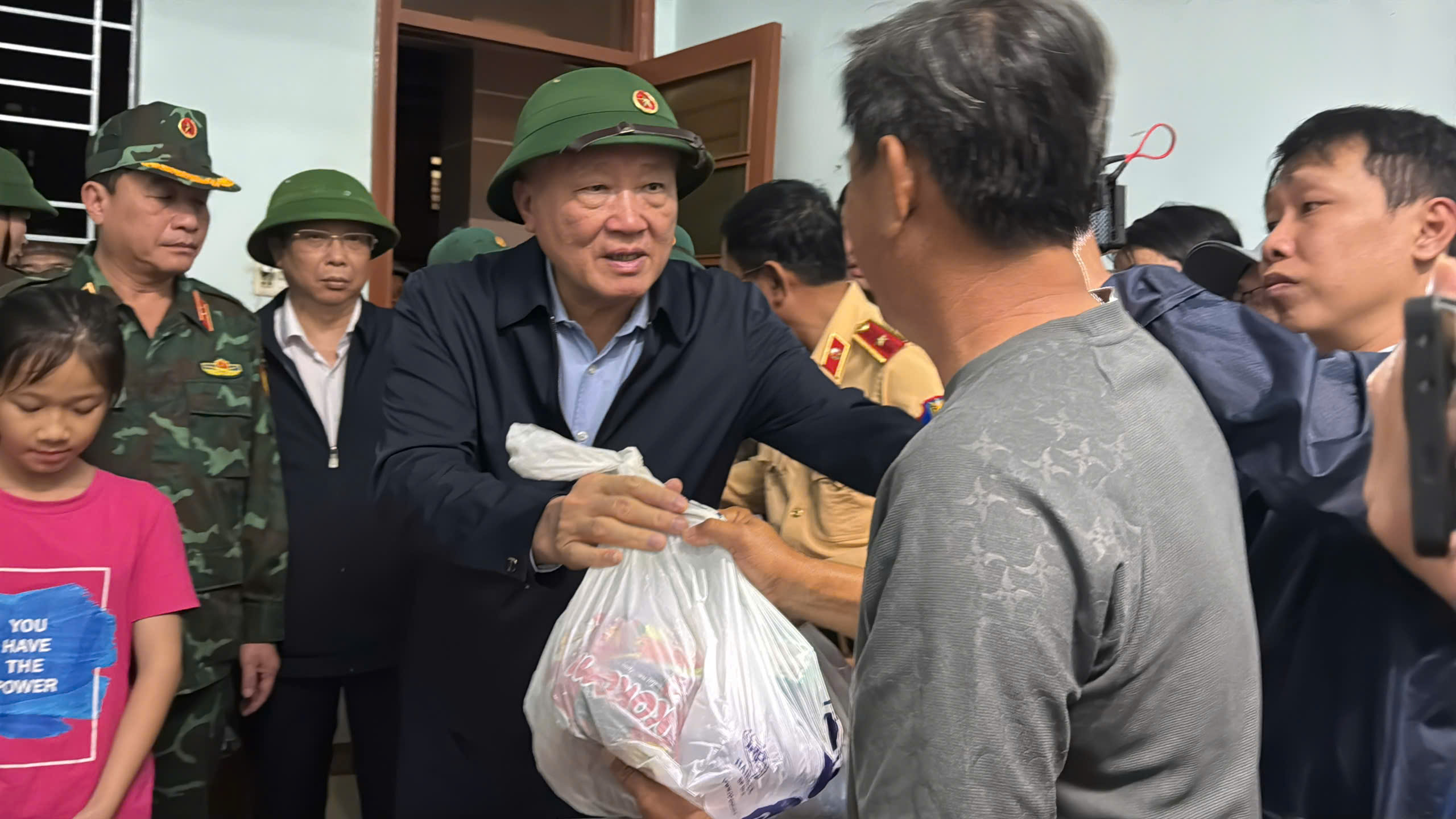 Ph&oacute; Thủ tướng nguyễn h&ograve;a b&igrave;nh thăm hỏi người d&acirc;n v&ugrave;ng lũ v&agrave; hỗ trợ nhu yếu phẩm - Ảnh 2.
