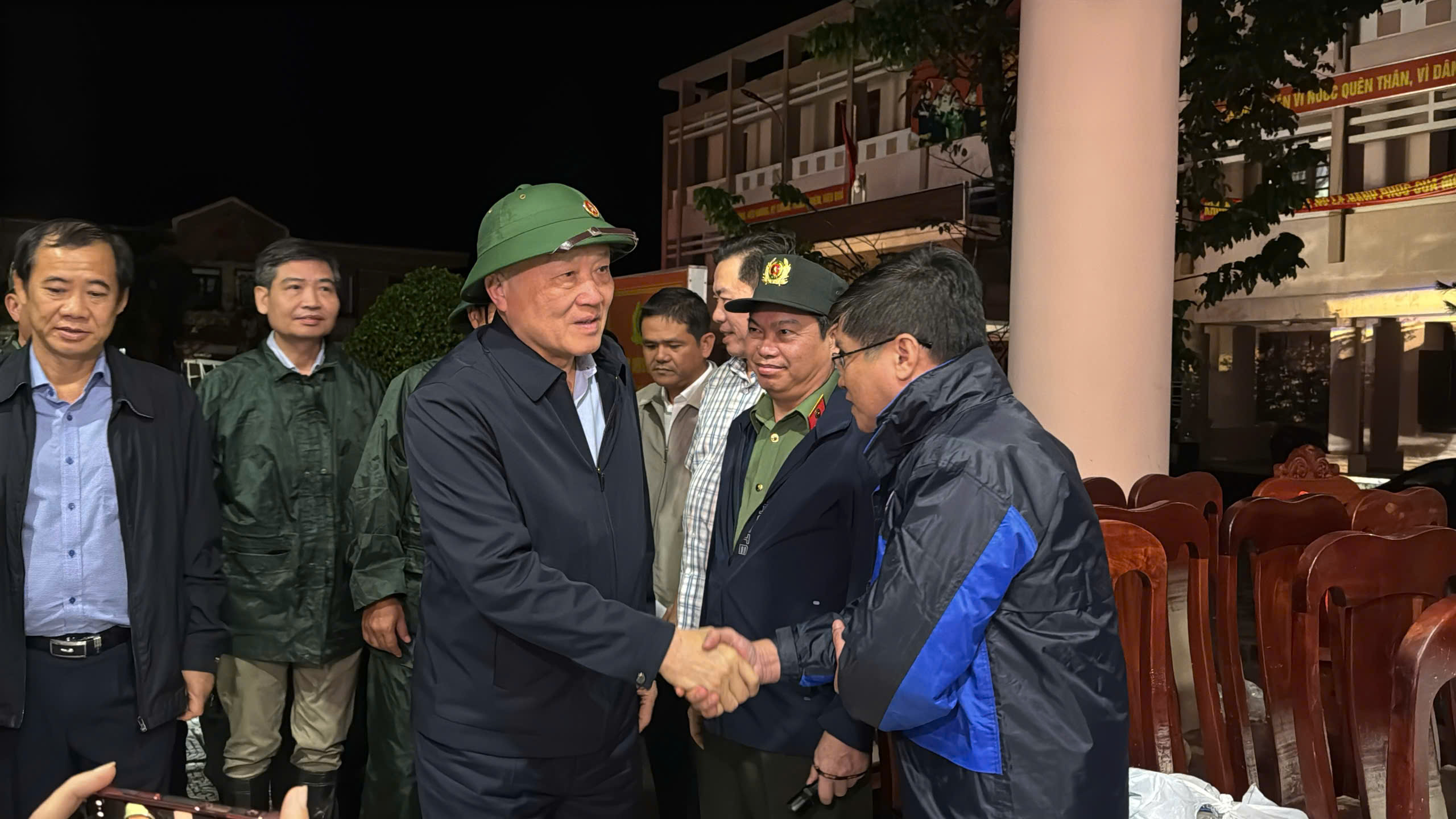 Ph&oacute; Thủ tướng nguyễn h&ograve;a b&igrave;nh thăm hỏi người d&acirc;n v&ugrave;ng lũ v&agrave; hỗ trợ nhu yếu phẩm - Ảnh 3.
