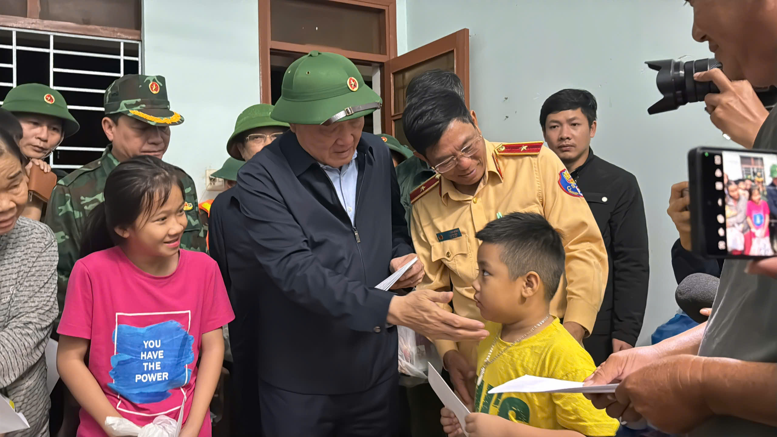 Ph&oacute; Thủ tướng nguyễn h&ograve;a b&igrave;nh thăm hỏi người d&acirc;n v&ugrave;ng lũ v&agrave; hỗ trợ nhu yếu phẩm - Ảnh 1.