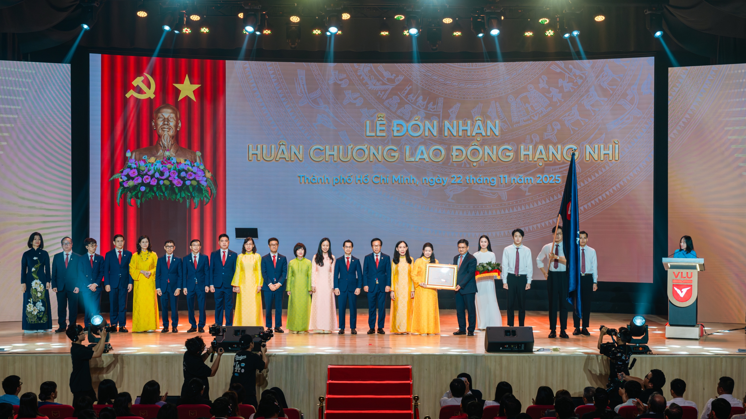 ĐH Văn Lang kỷ niệm 30 năm, đón Huân chương Lao động hạng Nhì - Ảnh 1.