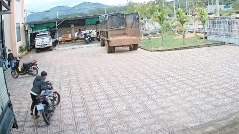 Thanh niên trộm xe máy tại trụ sở công an ở Quảng Ngãi - Ảnh 3.