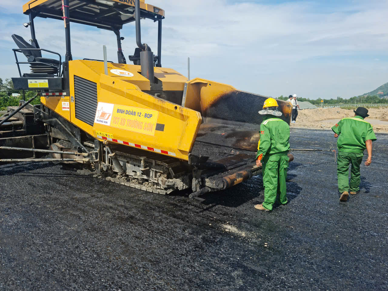 Hình ảnh mới nhất từ tuyến cao tốc Châu Đốc - Cần Thơ - Sóc Trăng đang thi công - Ảnh 1.