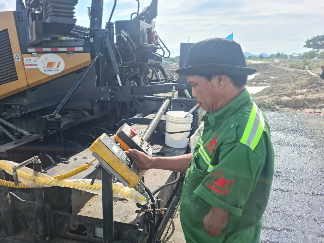 Hình ảnh mới nhất từ tuyến cao tốc Châu Đốc - Cần Thơ - Sóc Trăng đang thi công - Ảnh 9.