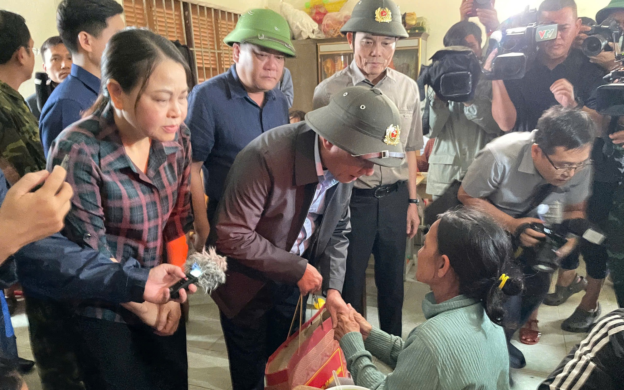 Thường trực Ban Bí thư Trần Cẩm Tú và Bí thư Thành ủy TP HCM Trần Lưu Quang đến vùng lũ Khánh Hòa