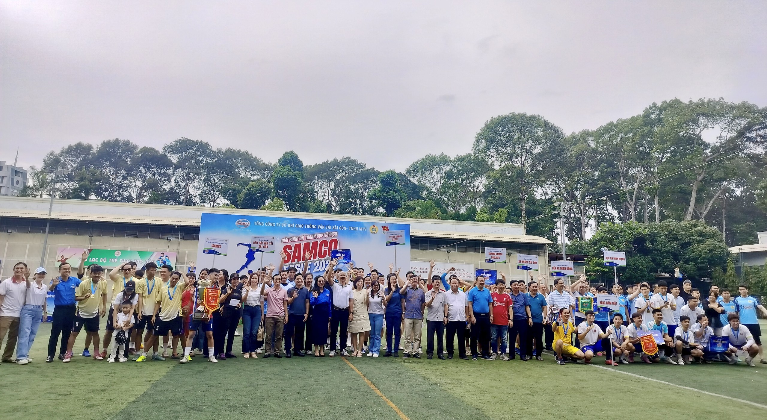 X&iacute; Nghiệp Isamco v&agrave; Bệnh viện Răng H&agrave;m Mặt c&ugrave;ng đoạt c&uacute;p v&ocirc; địch SAMCO LEAGUE 2025 - Ảnh 10.