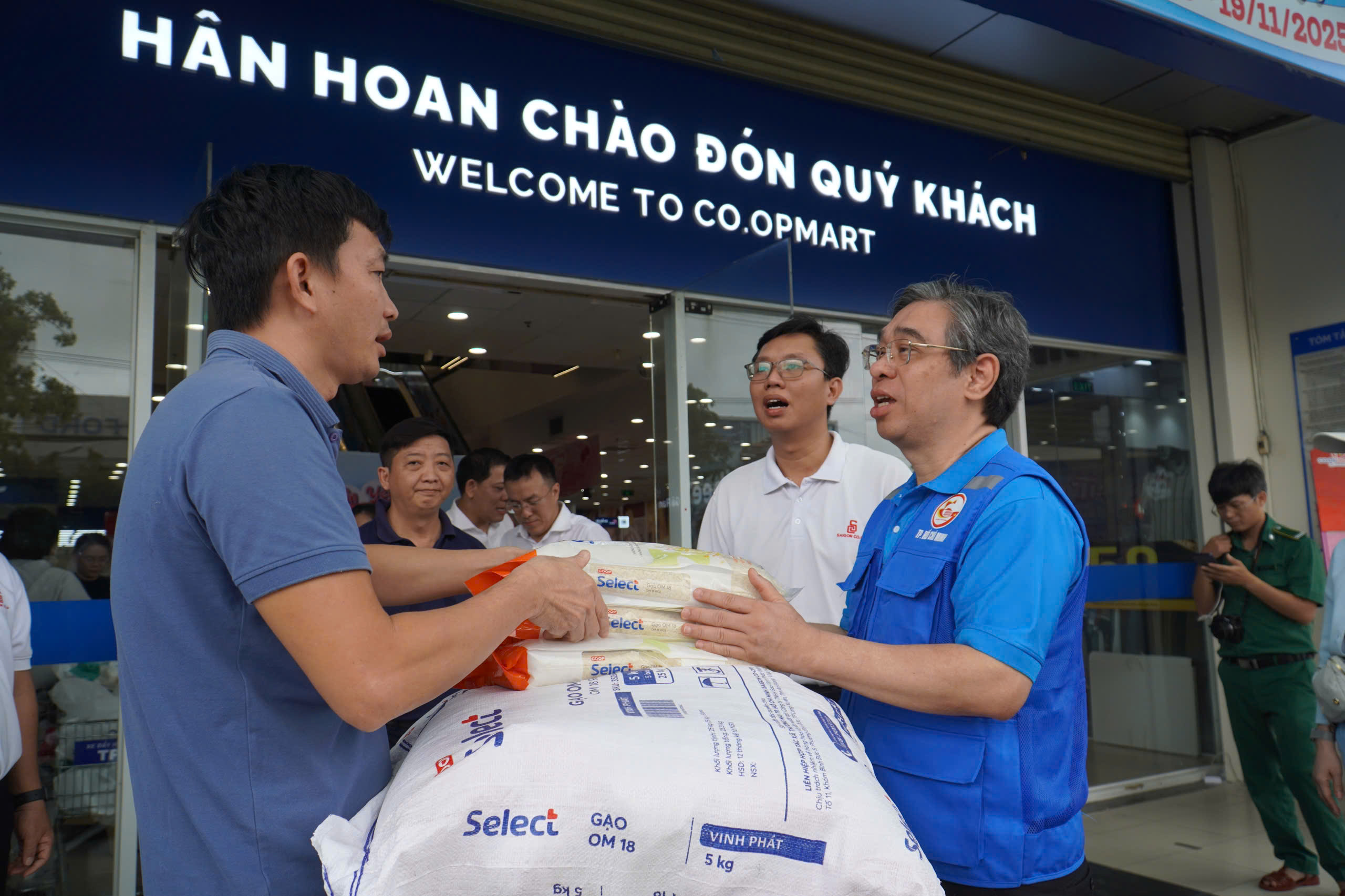 Th&agrave;nh phố Hồ Ch&iacute; Minh hỗ trợ Kh&aacute;nh H&ograve;a khắc phục thiệt hại mưa lũ - Ảnh 10.