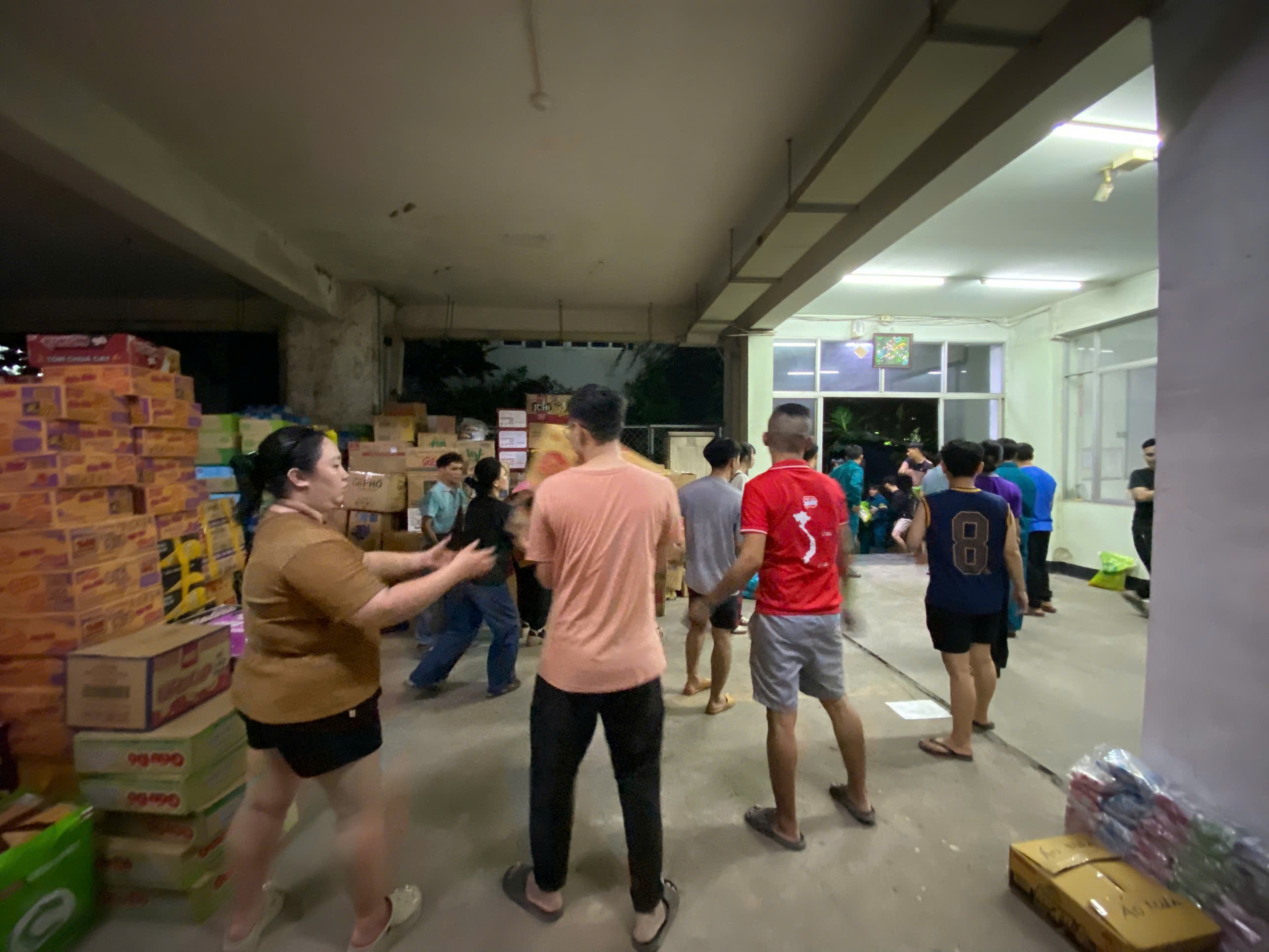 K&ecirc;u gọi khẩn cấp t&igrave;nh nguyện vi&ecirc;n hỗ trợ tại c&aacute;c điểm tiếp nhận vật phẩm cứu trợ - Ảnh 3.