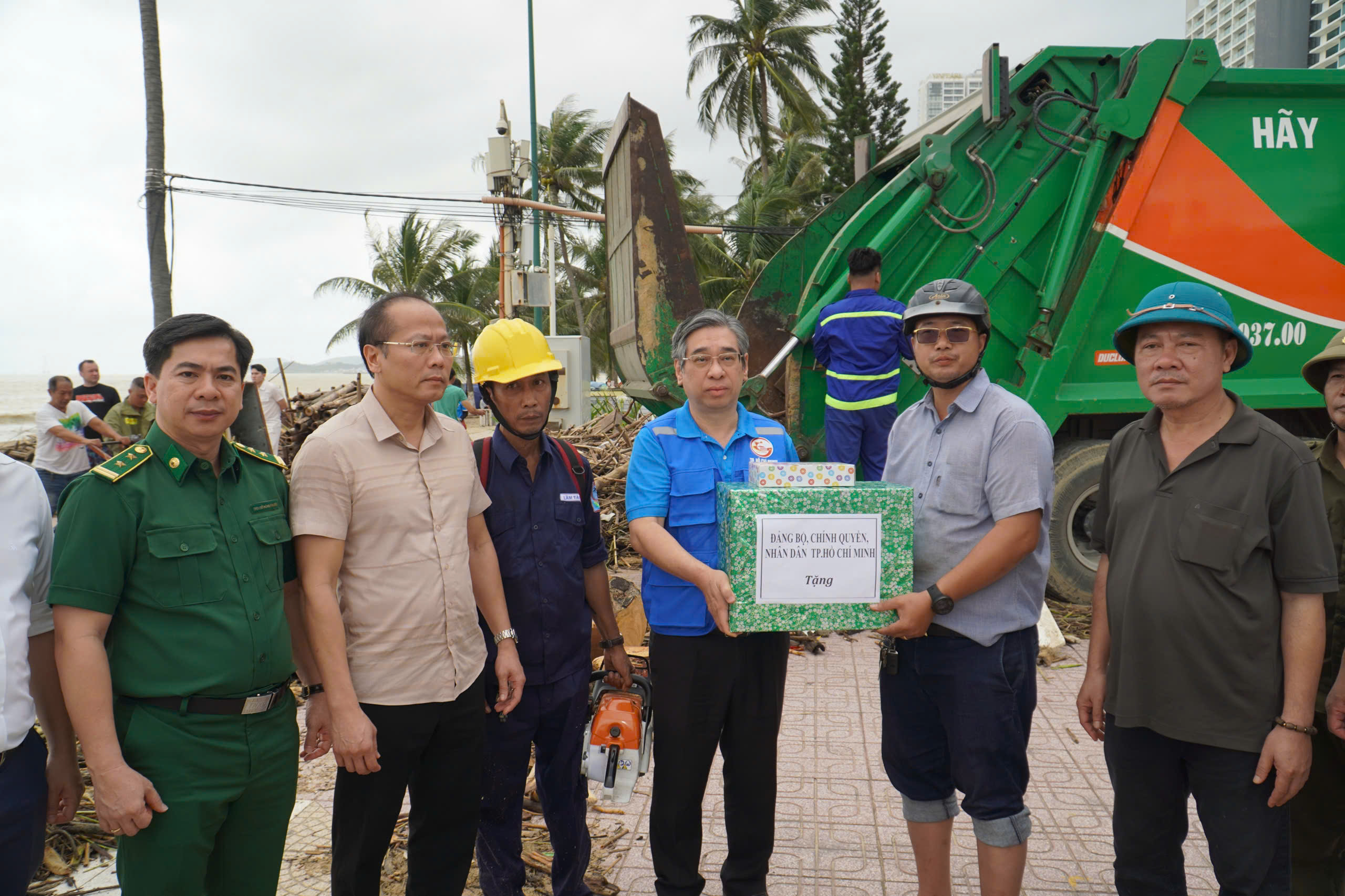 TP HCM dốc sức hỗ trợ Khánh Hòa tái thiết sau lũ - Ảnh 1.