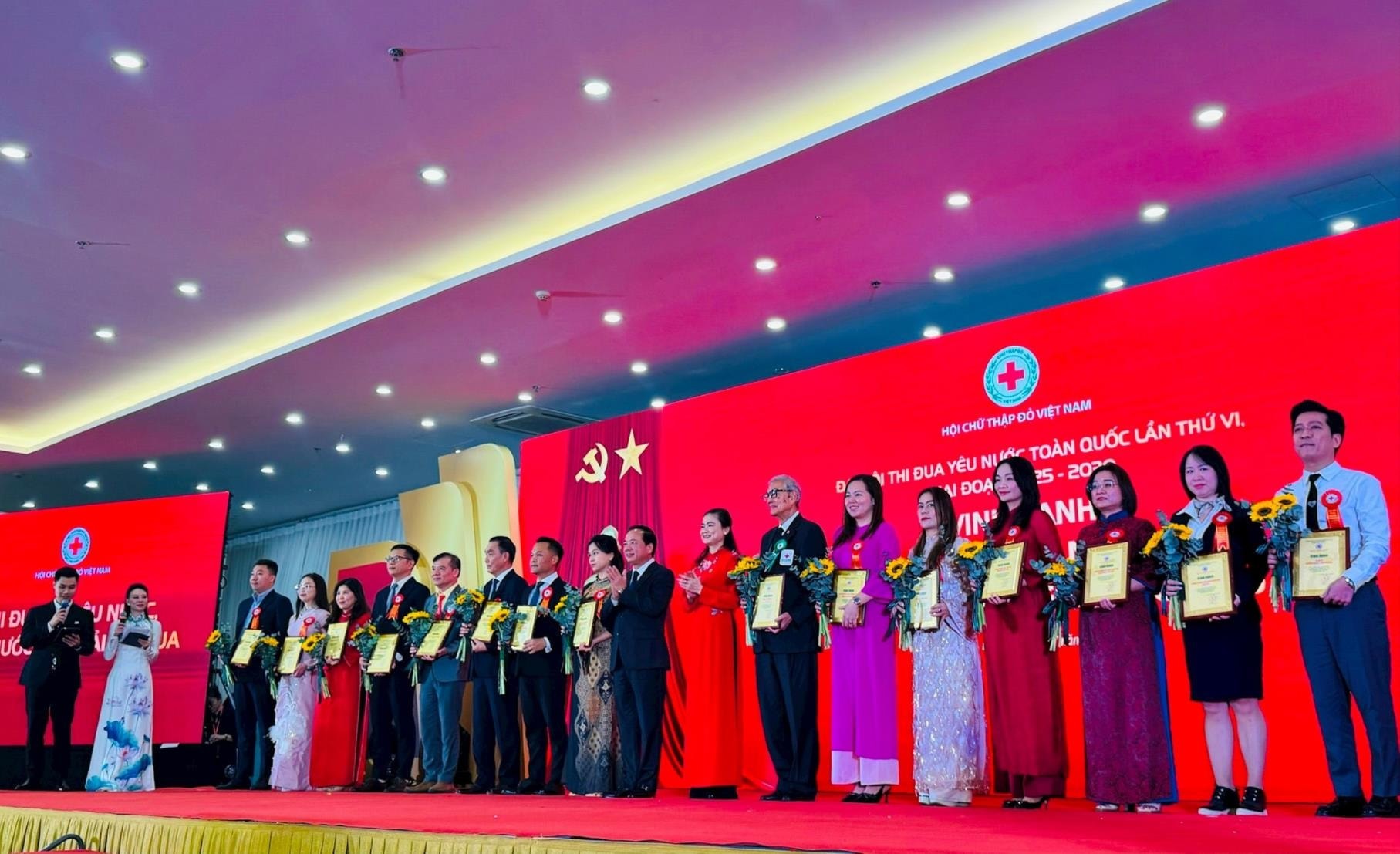 Vinh danh c&aacute;c điển h&igrave;nh trong phong tr&agrave;o thi đua y&ecirc;u nước Hội Chữ thập đỏ Việt Nam - Ảnh 2.