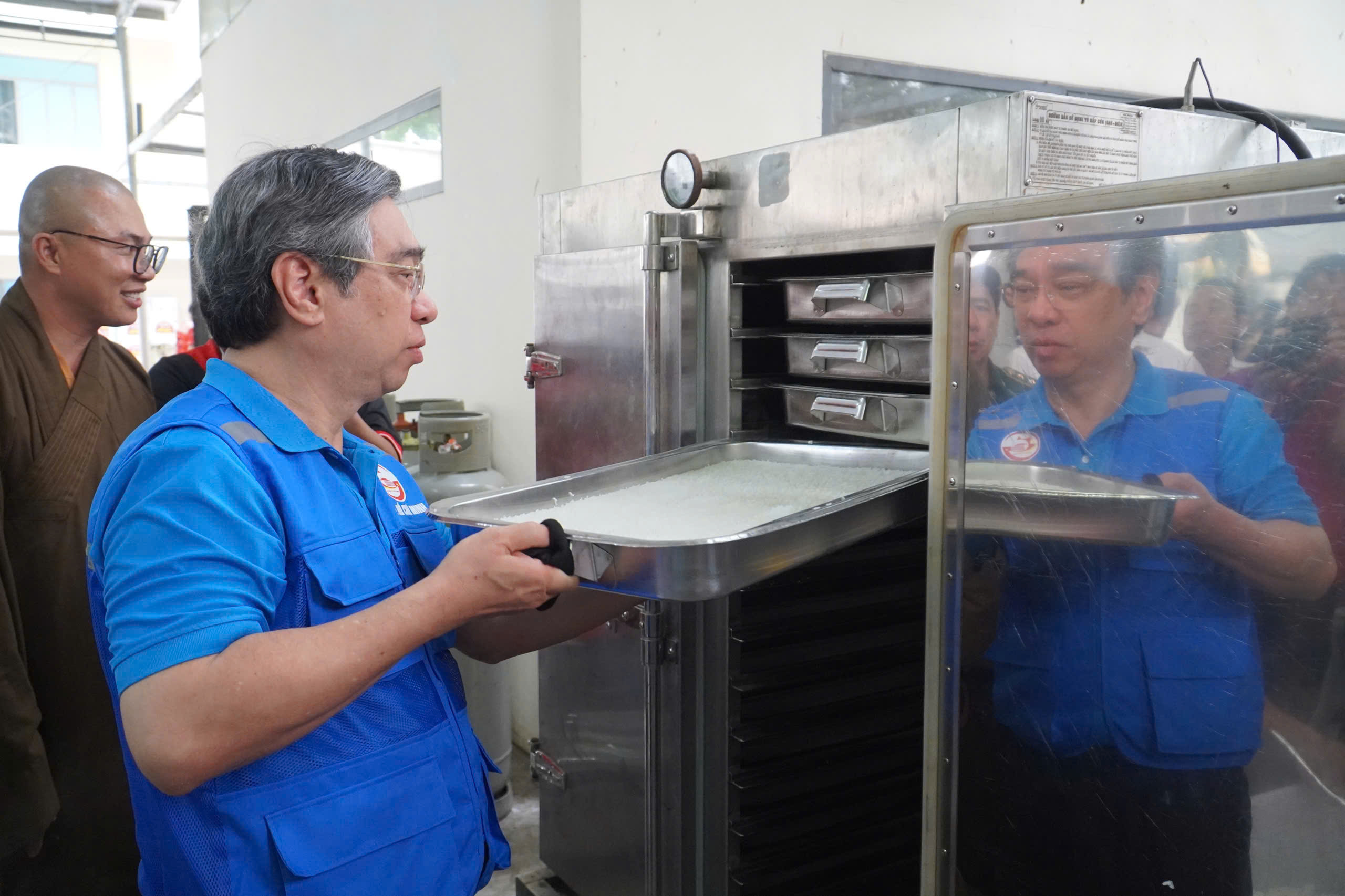 Th&agrave;nh phố Hồ Ch&iacute; Minh hỗ trợ Kh&aacute;nh H&ograve;a khắc phục thiệt hại mưa lũ - Ảnh 5.