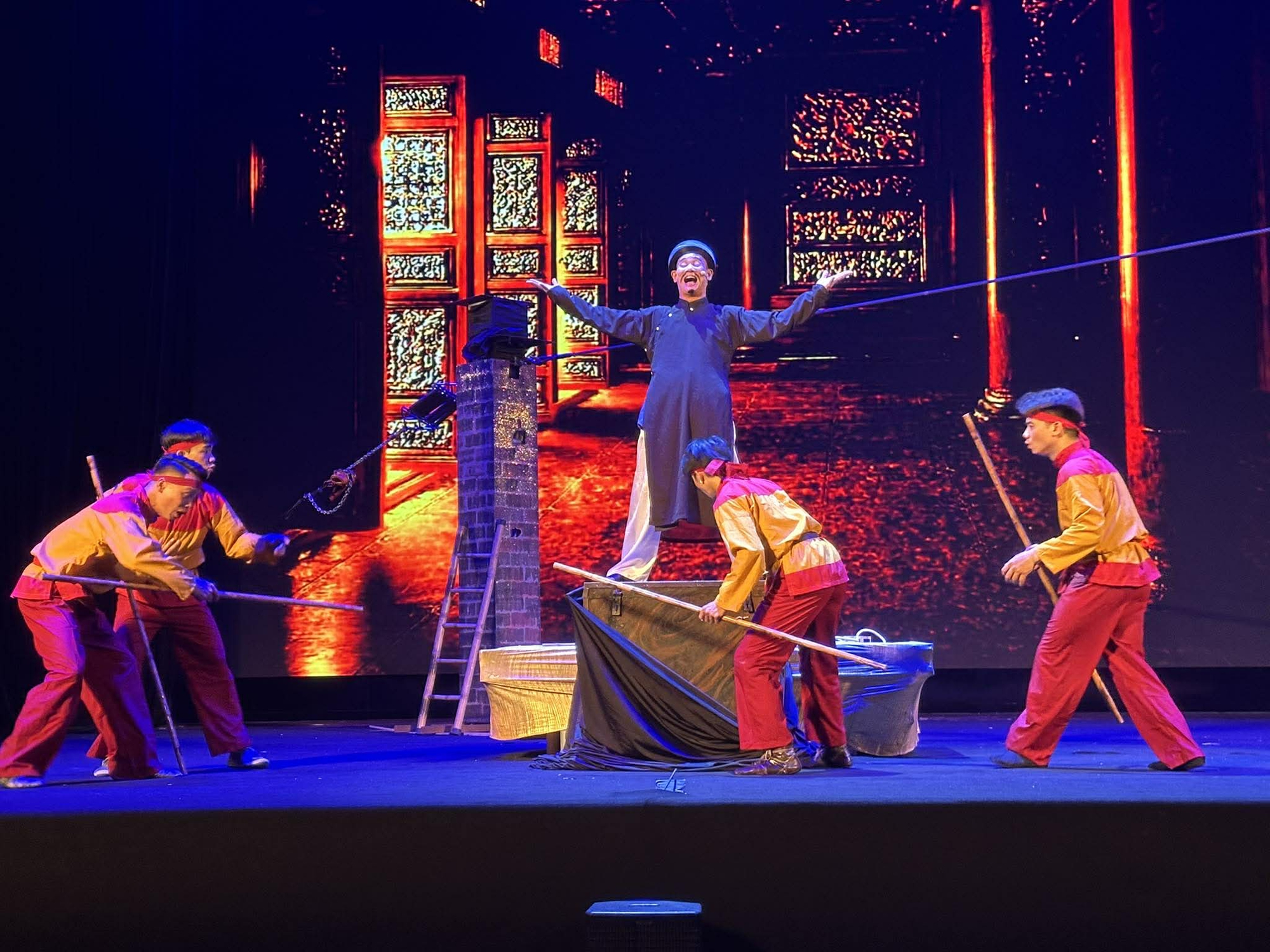 "Ngh&ecirc;u S&ograve; Ốc Hến" được kể bằng nghệ thuật xiếc, tạo tiếng cười trong kh&ocirc;ng gian thử nghiệm - Ảnh 1.