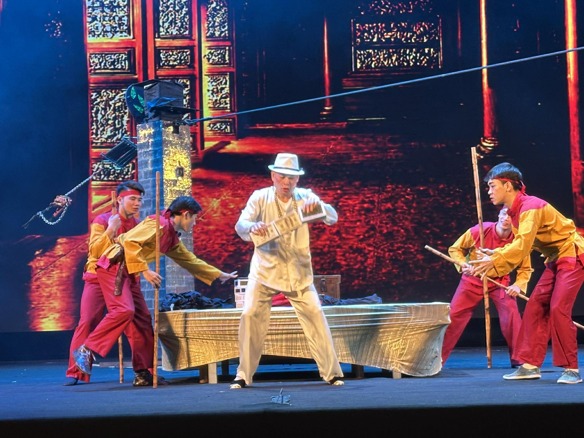 "Ngh&ecirc;u S&ograve; Ốc Hến" được kể bằng nghệ thuật xiếc, tạo tiếng cười trong kh&ocirc;ng gian thử nghiệm - Ảnh 4.