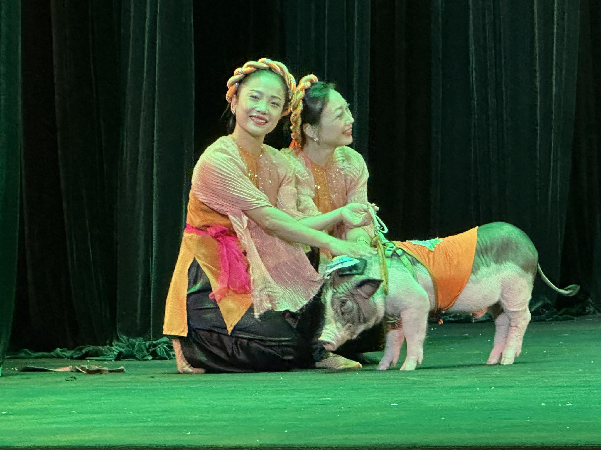 "Ngh&ecirc;u S&ograve; Ốc Hến" được kể bằng nghệ thuật xiếc, tạo tiếng cười trong kh&ocirc;ng gian thử nghiệm - Ảnh 2.