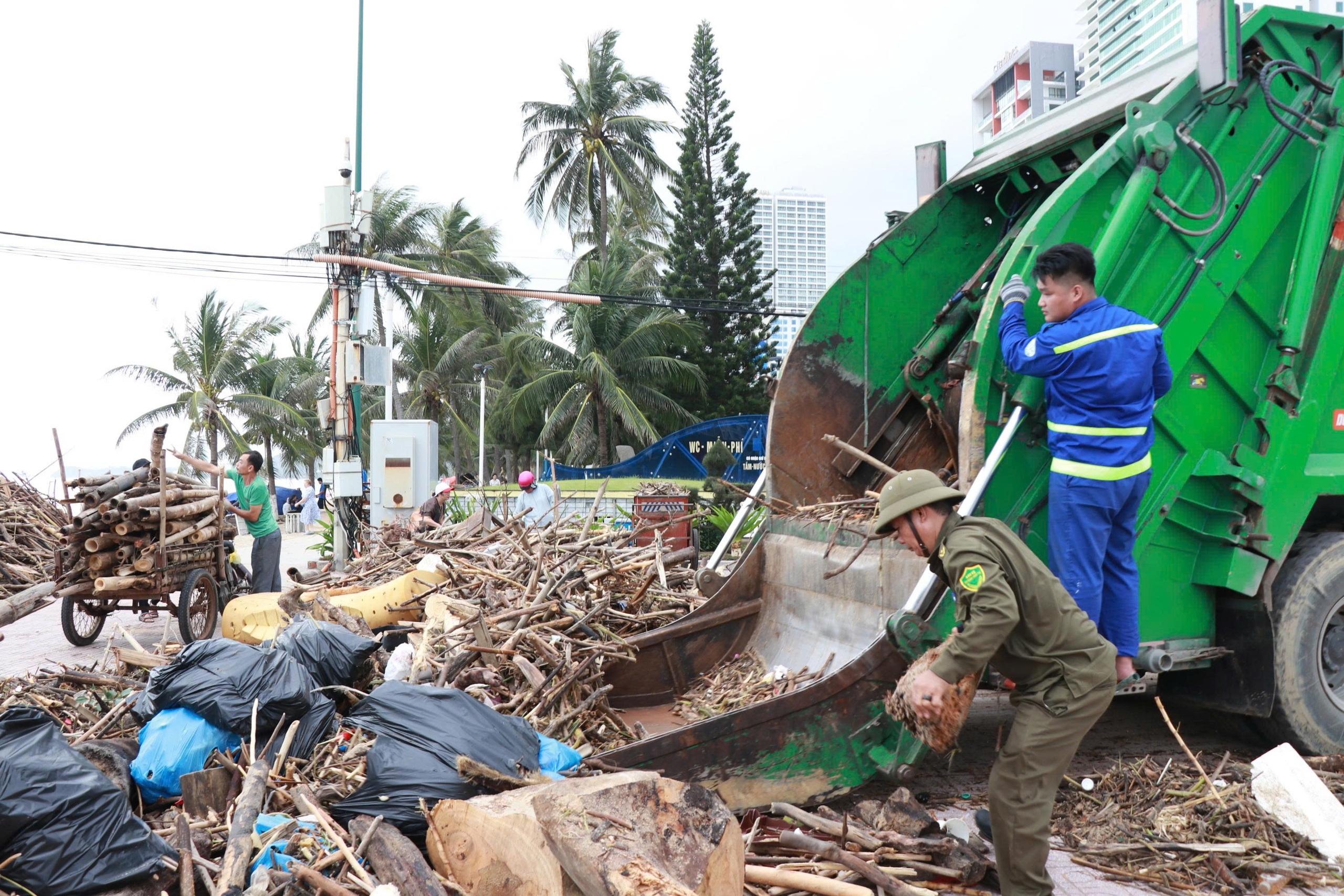 Th&agrave;nh phố Hồ Ch&iacute; Minh hỗ trợ Kh&aacute;nh H&ograve;a khắc phục thiệt hại mưa lũ - Ảnh 2.