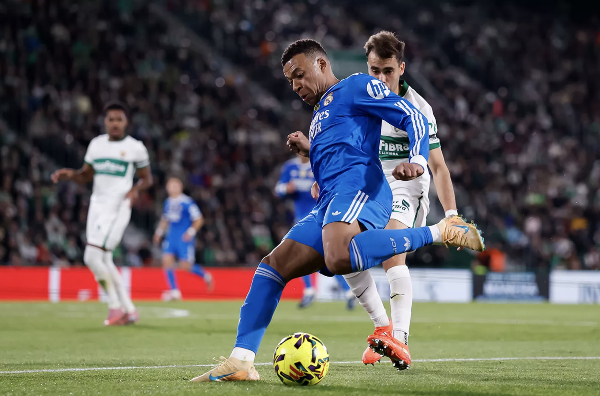 Jude Bellingham gi&uacute;p Real Madrid đ&ograve;i ng&ocirc;i đầu La Liga - Ảnh 2.