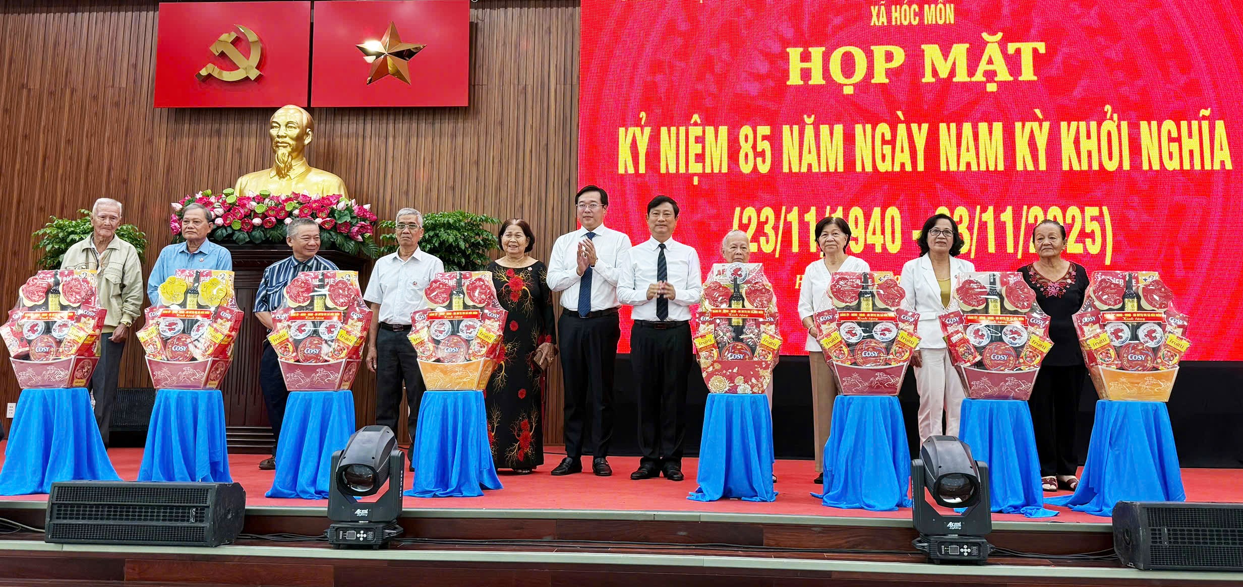 L&atilde;nh đạo TPHCM d&acirc;ng hoa, d&acirc;ng hương kỷ niệm 85 năm Ng&agrave;y Nam Kỳ khởi nghĩa - Ảnh 3.