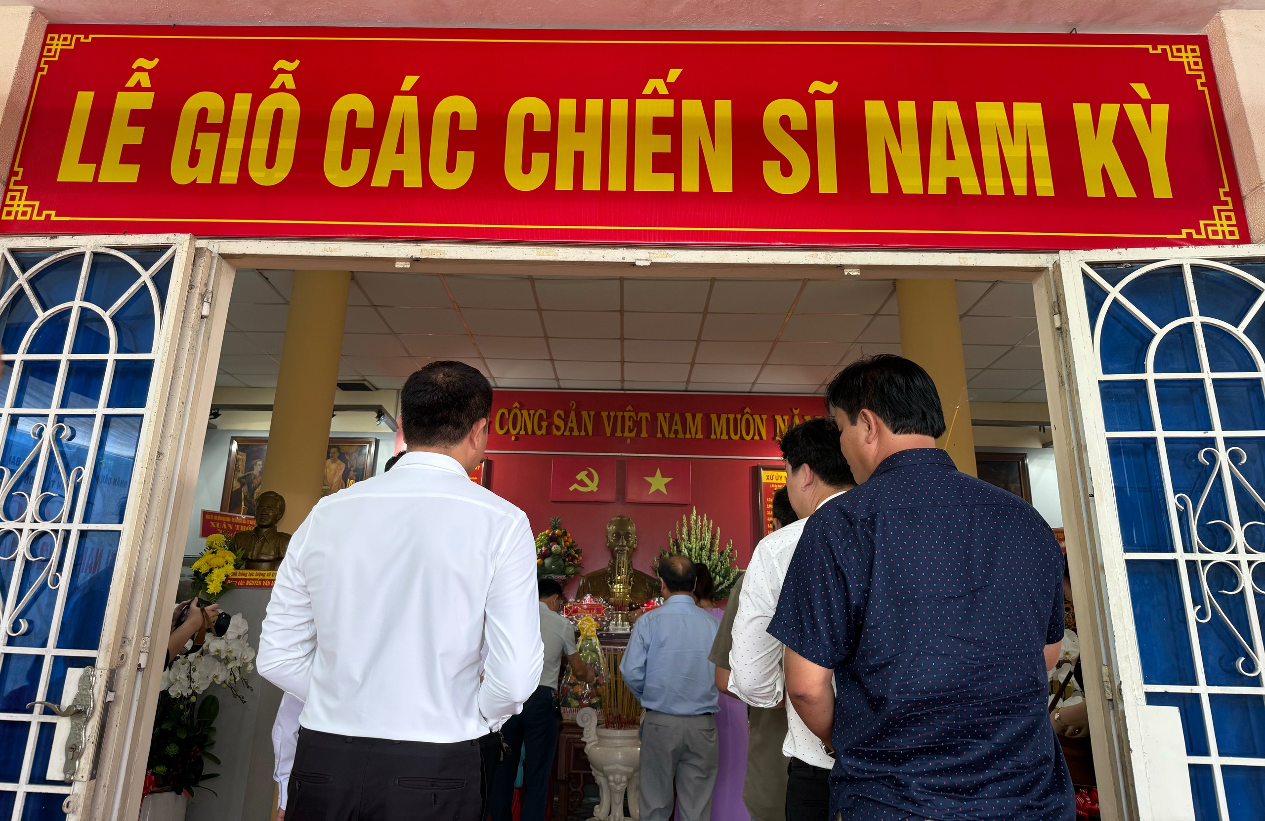 L&atilde;nh đạo TPHCM d&acirc;ng hoa, d&acirc;ng hương kỷ niệm 85 năm Ng&agrave;y Nam Kỳ khởi nghĩa - Ảnh 1.
