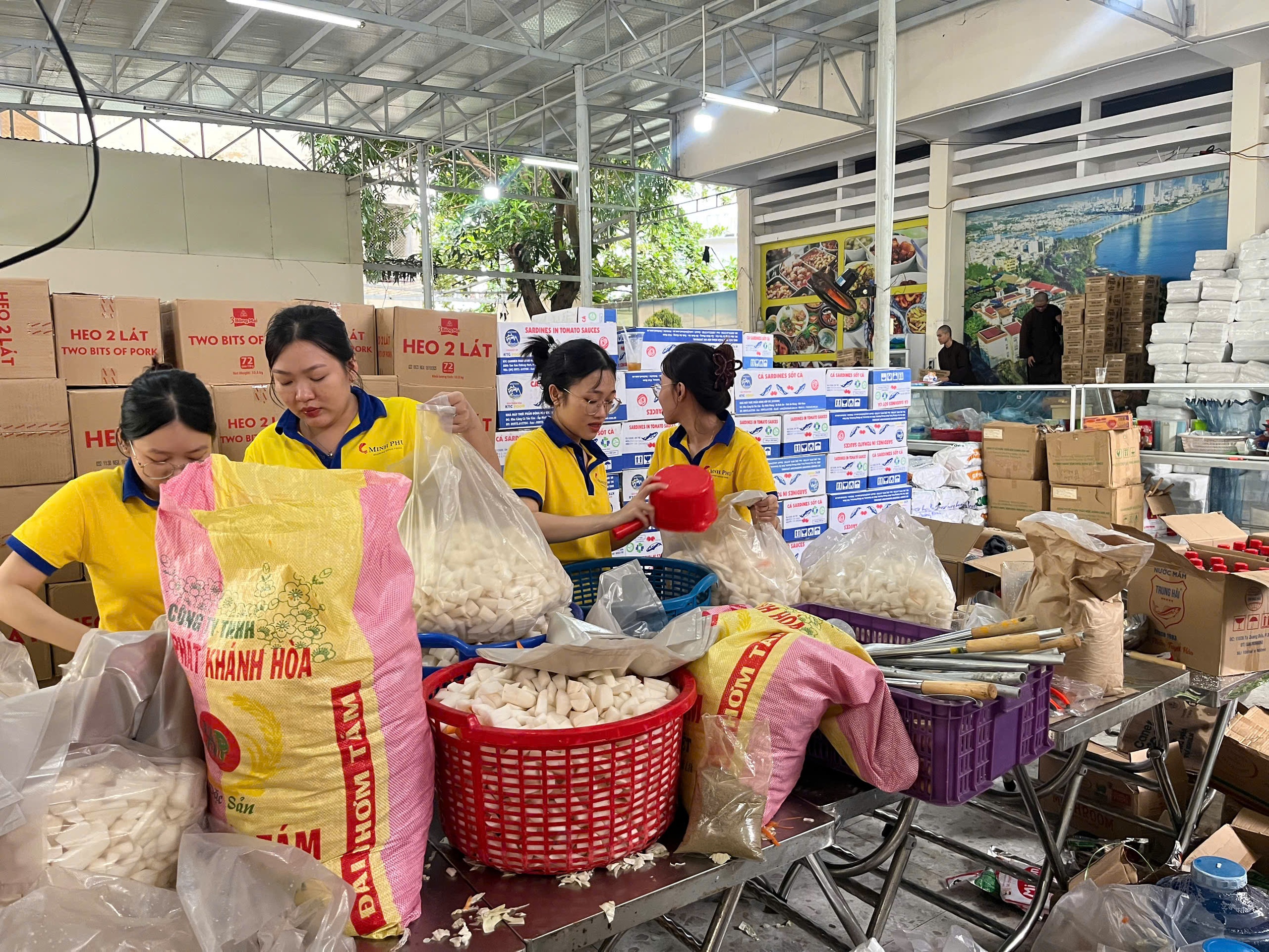 Th&agrave;nh phố Hồ Ch&iacute; Minh hỗ trợ Kh&aacute;nh H&ograve;a khắc phục thiệt hại mưa lũ - Ảnh 7.