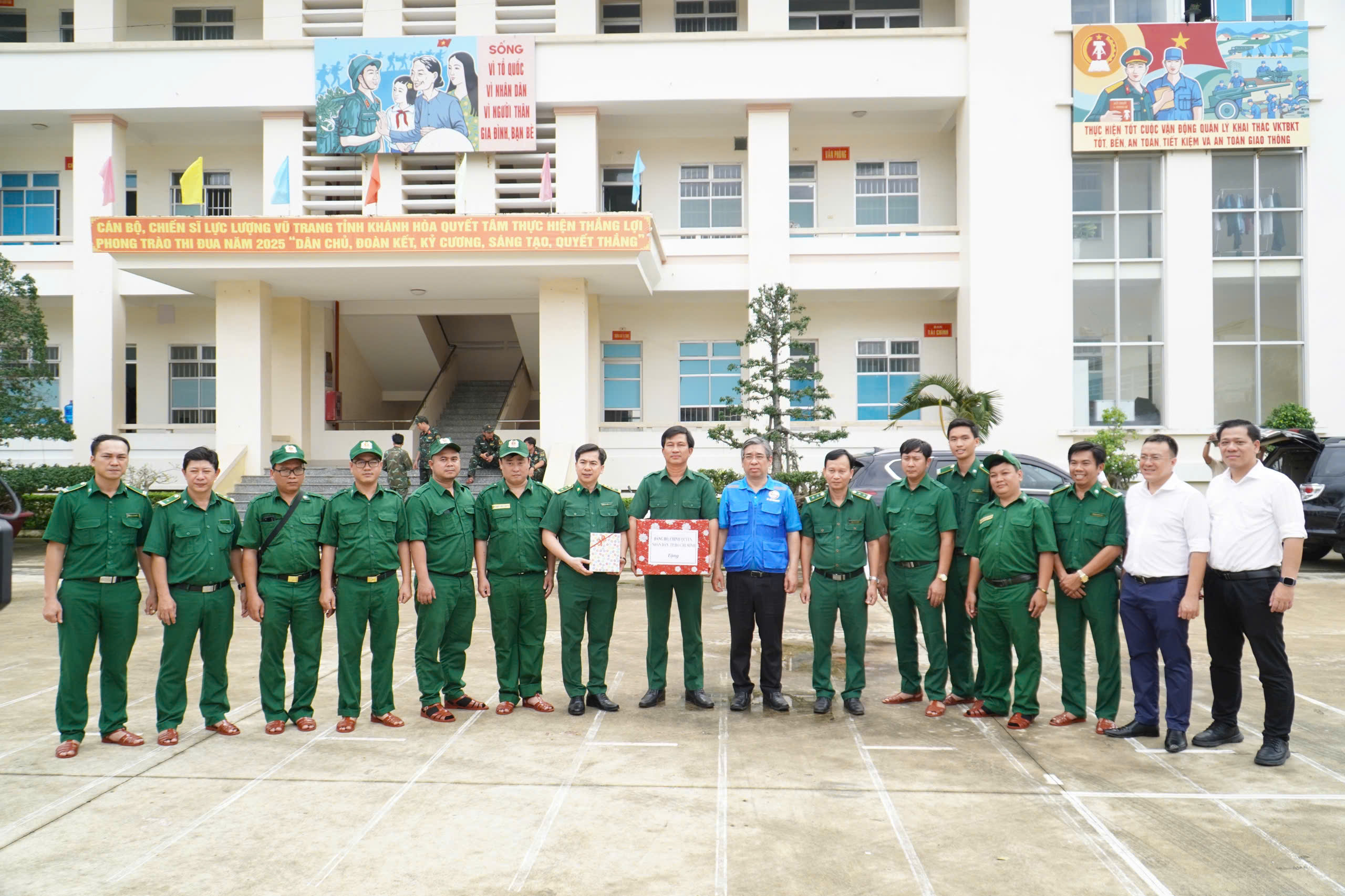 Th&agrave;nh phố Hồ Ch&iacute; Minh hỗ trợ Kh&aacute;nh H&ograve;a khắc phục thiệt hại mưa lũ - Ảnh 11.